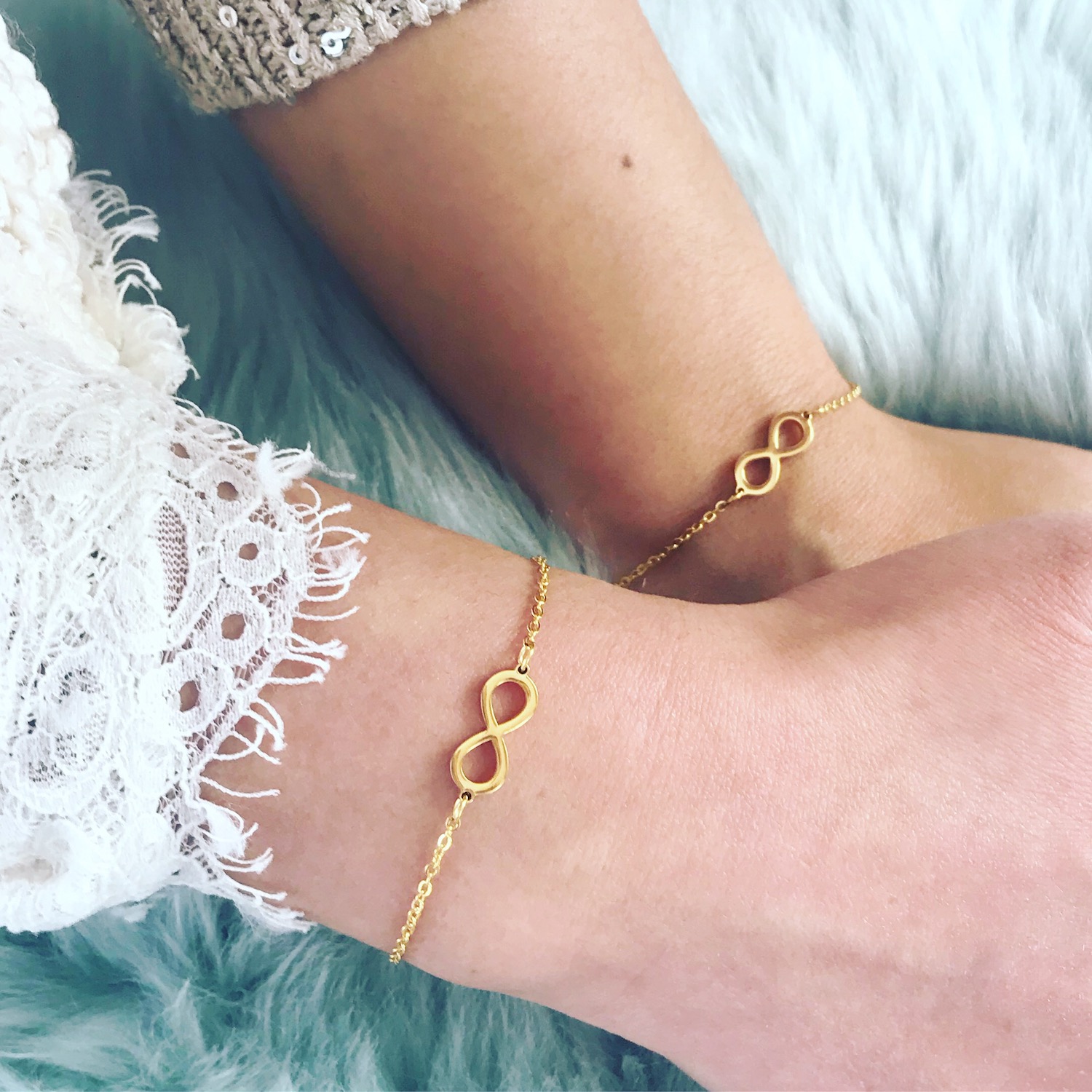 Gouden set inifnity armbanden met twee namen
