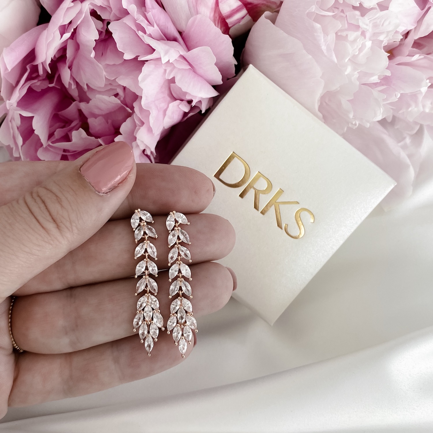1 Set Dames Halsketting Geometrische Kubieke Zirkonia Draaiende Elegante Rode Vierkante Strass Ingelegde Oorbellen Kit Mode Sieraden kopen vanaf een prijs van 2.75