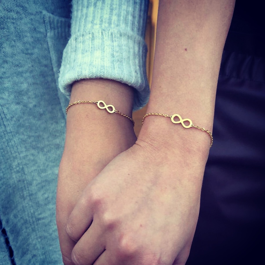 twee infinity armbanden van drks in edelstaal en goud pvd plating