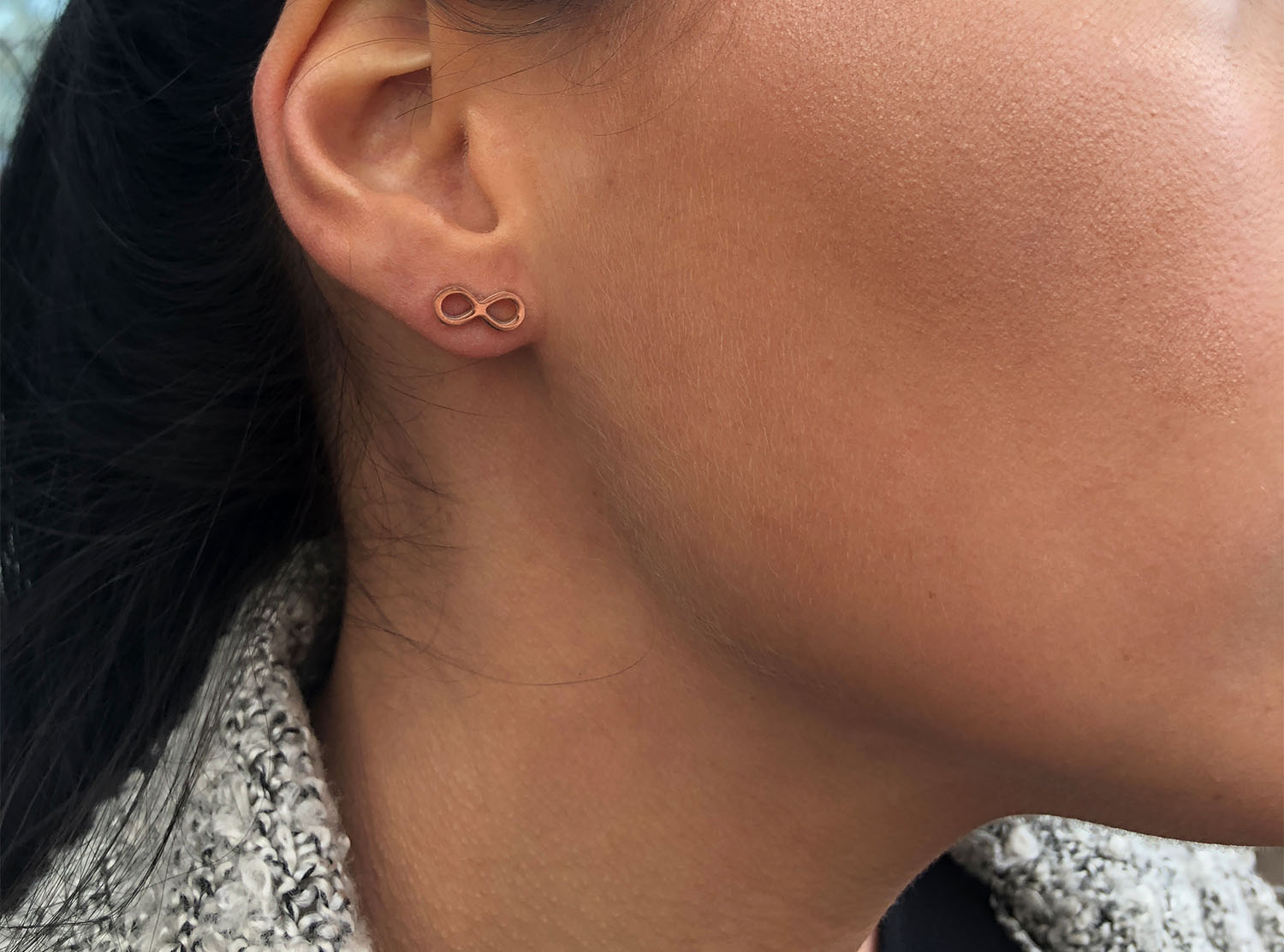 infinity oorbellen van DRKS in oor