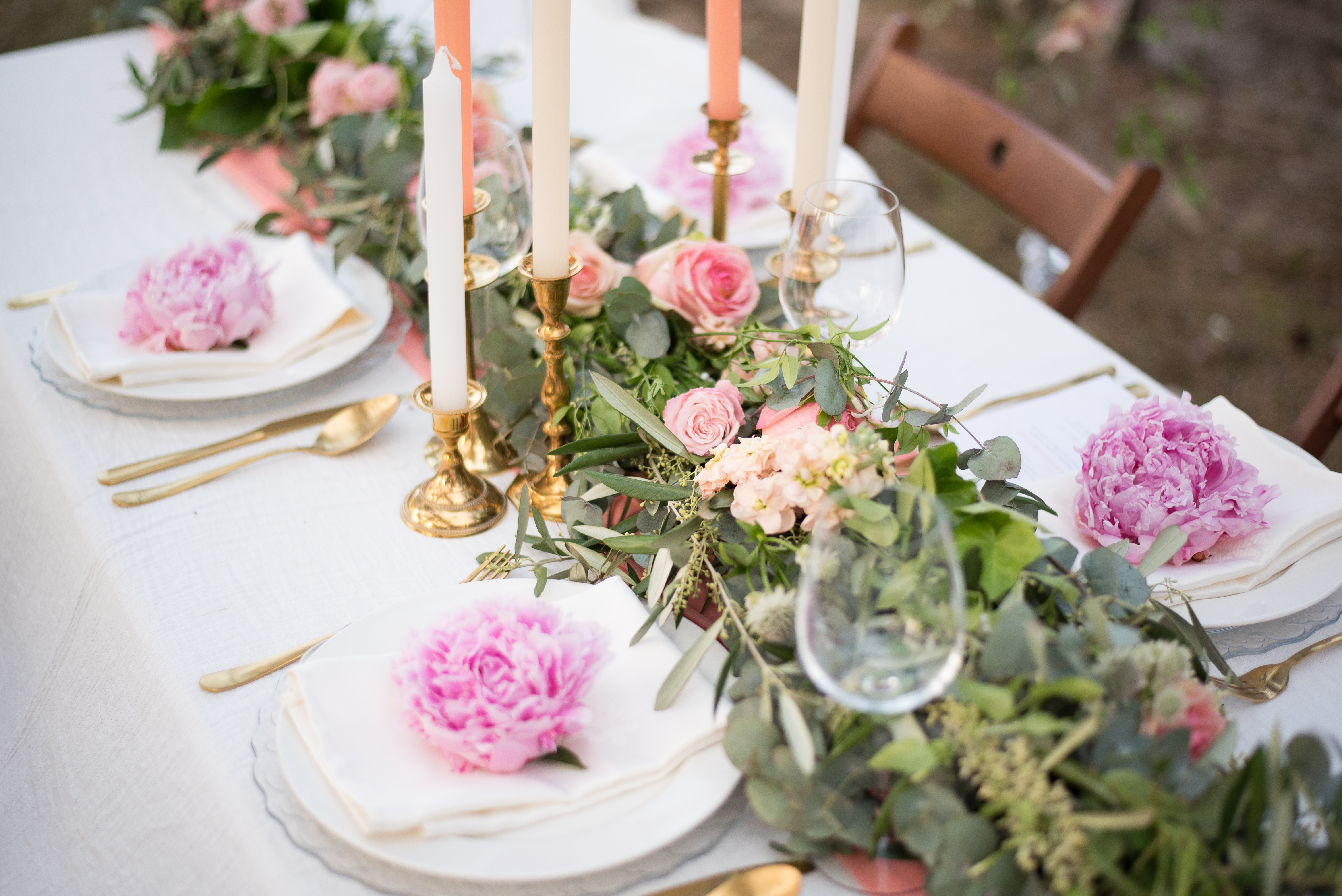 bloemen en bestek op tafel