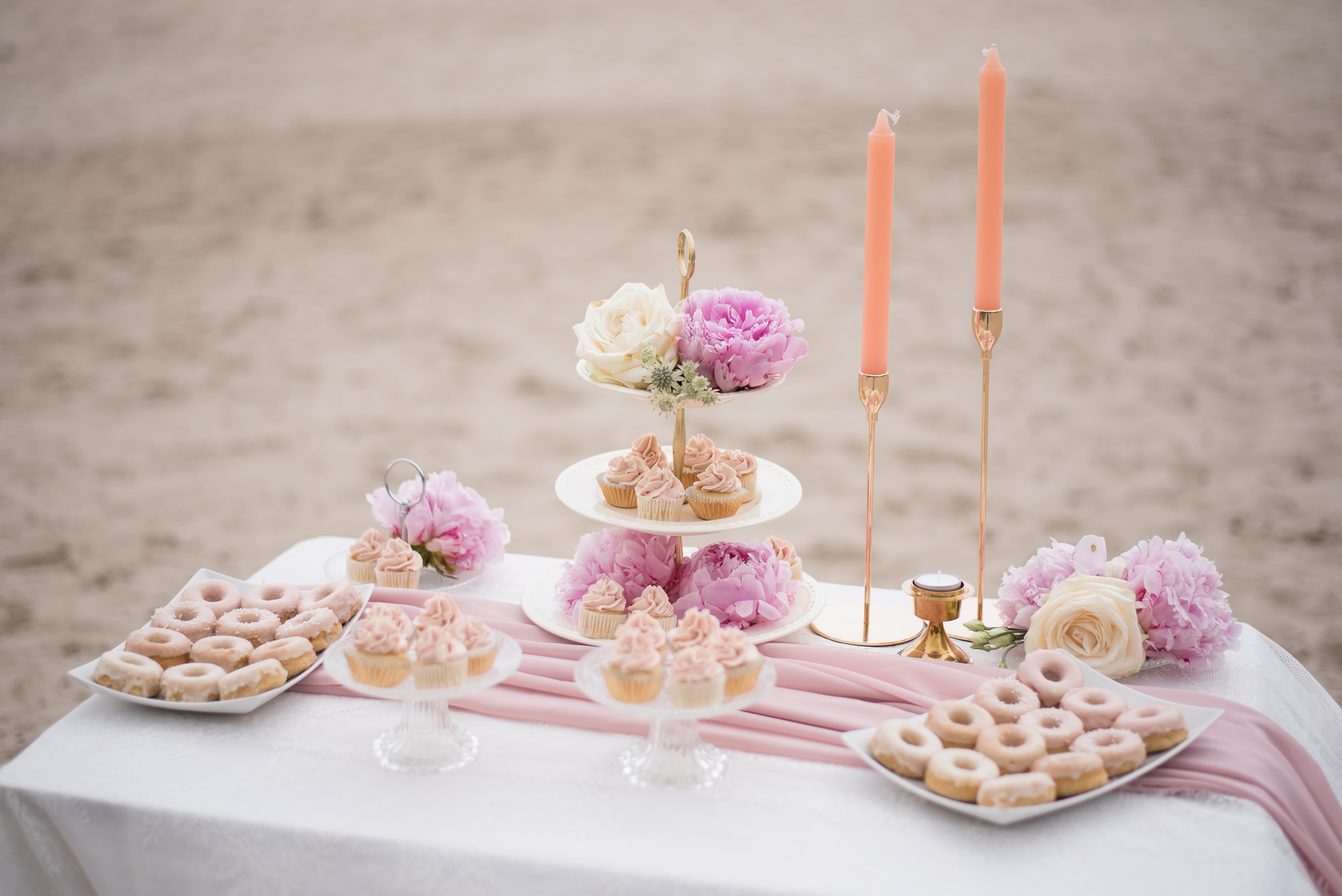cake en bloemen voor bruiloft
