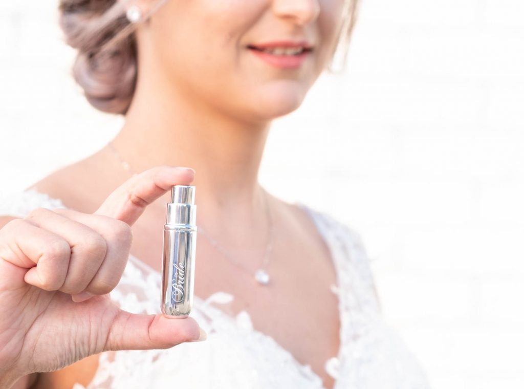 zilveren parfumverstuiver voor de bruid