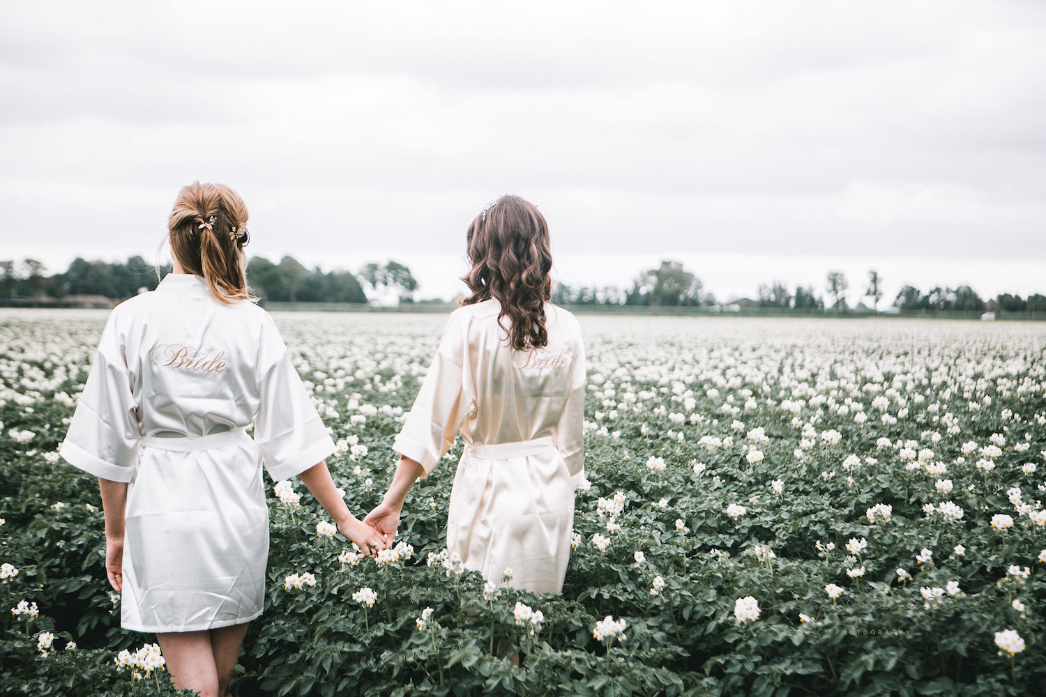 twee bruiden in kimono's