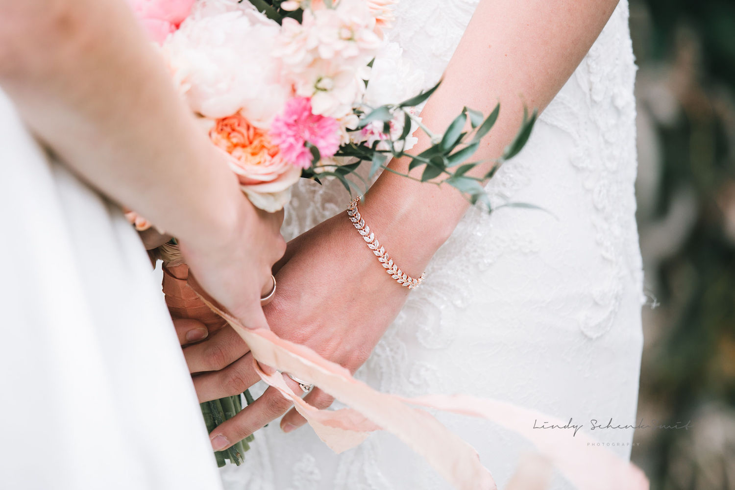 rose gouden bruids armband bij bruid