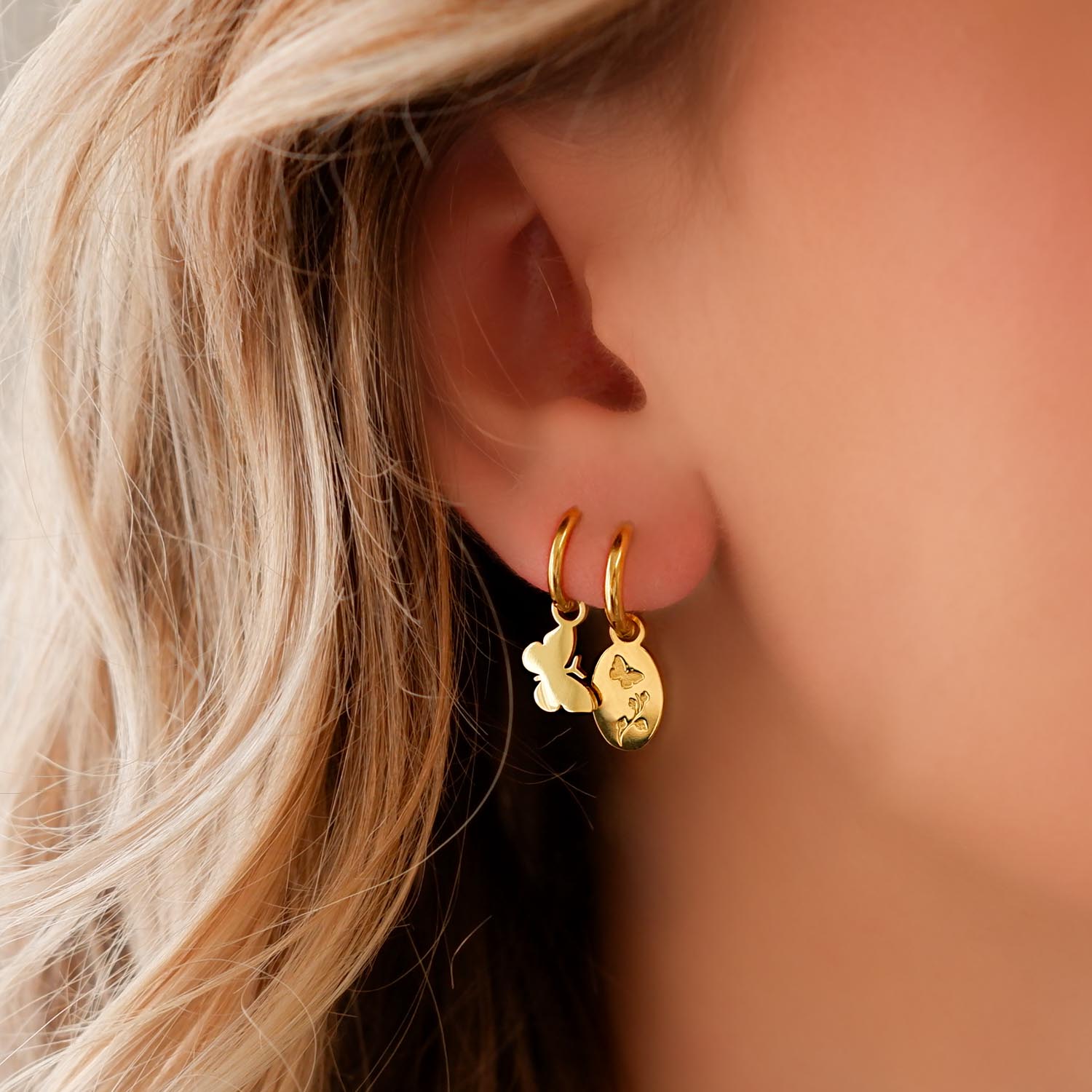 gouden earparty met vlinders in oor