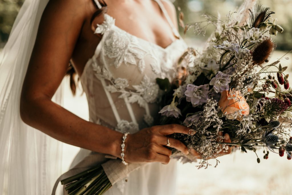 Bruid draagt bruidsarmband