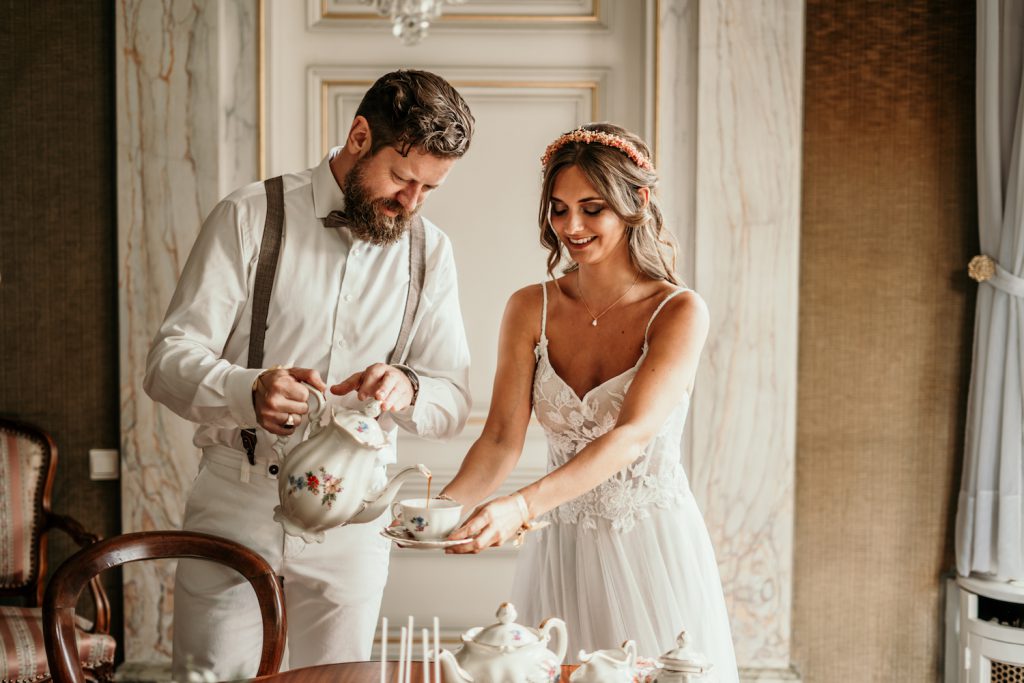Bruid en bruidegom drinken thee