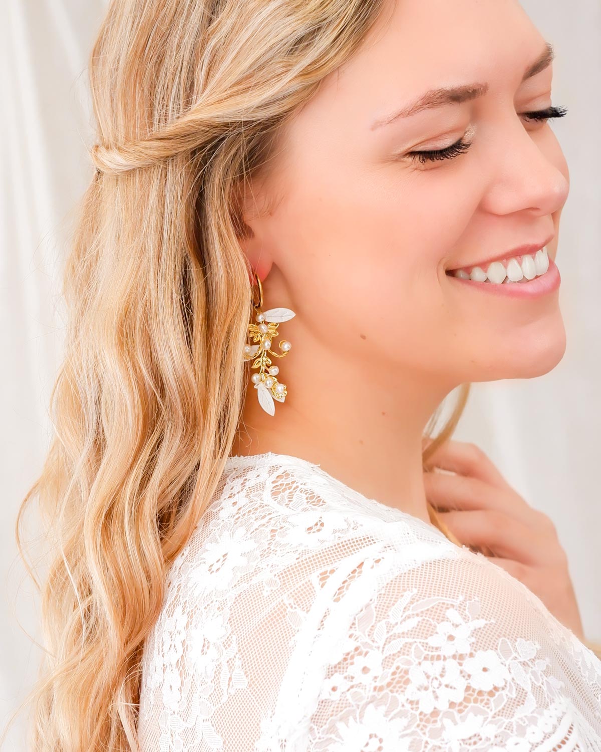 bruid draagt gouden bohemian oorbellen