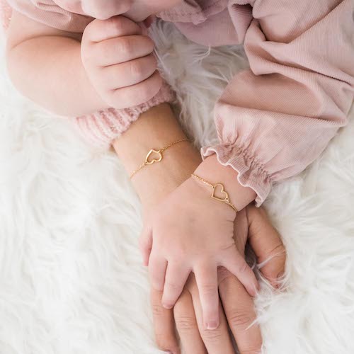 gouden armbandjes met hart om pols moeder en dochter