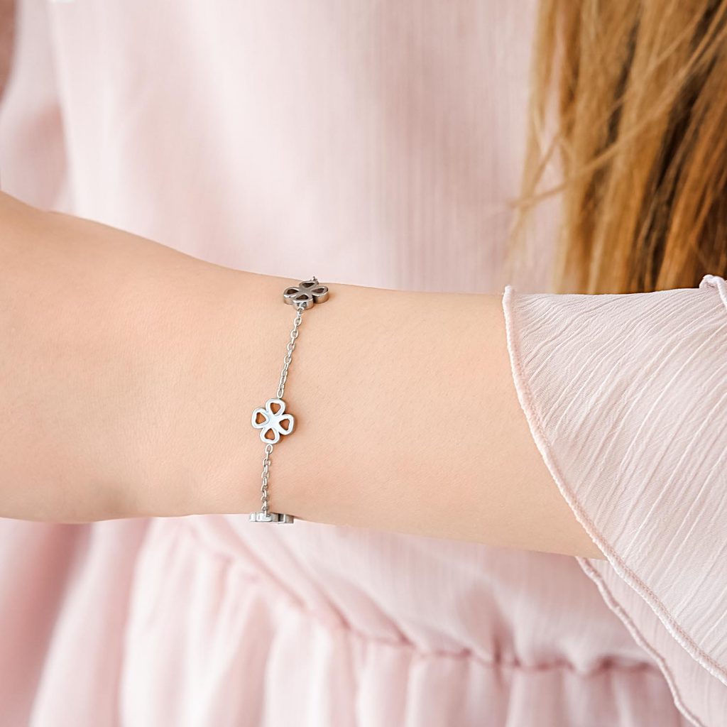 zilveren armband met drie klavertjes om pols van meisje