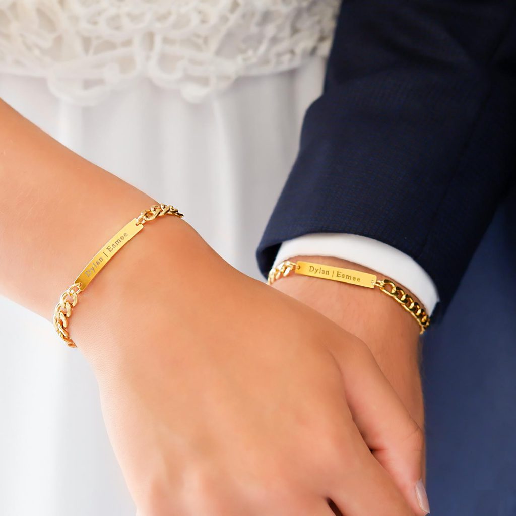 gouden koppel armbanden bij bruidspaar