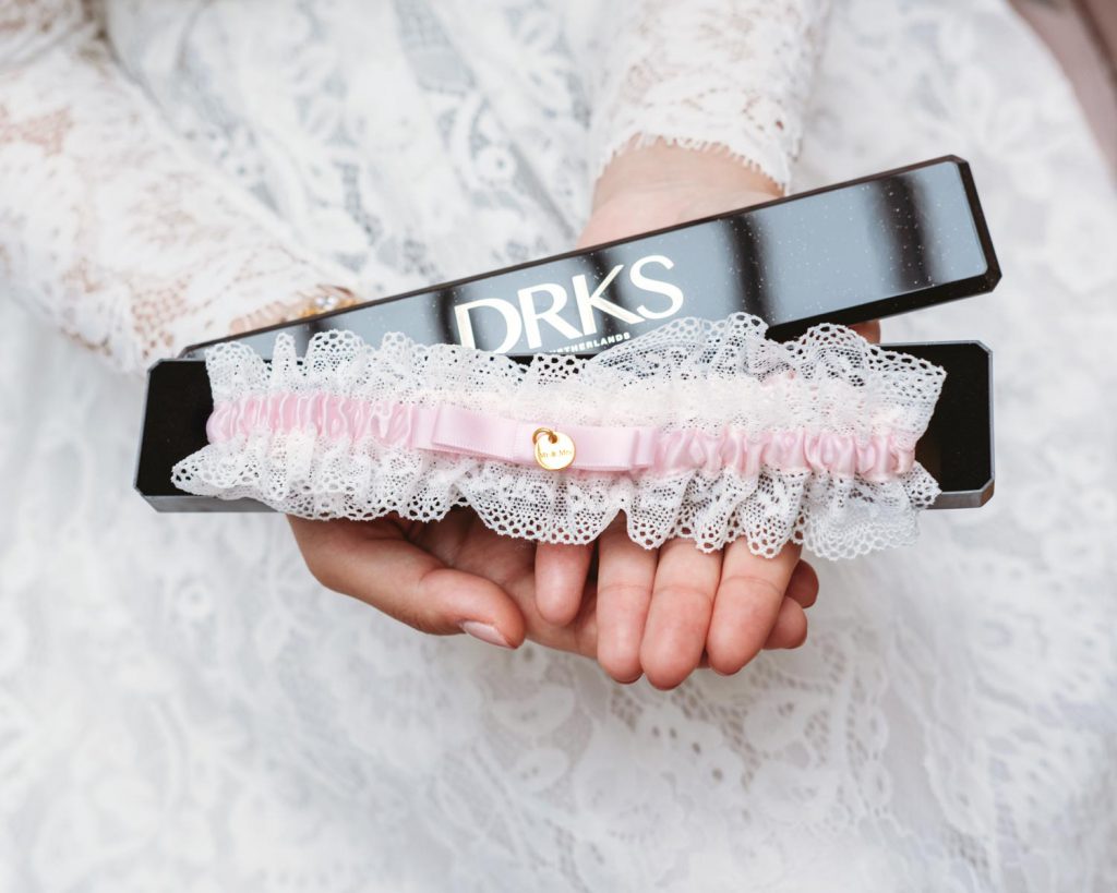 kousenband roze bruid