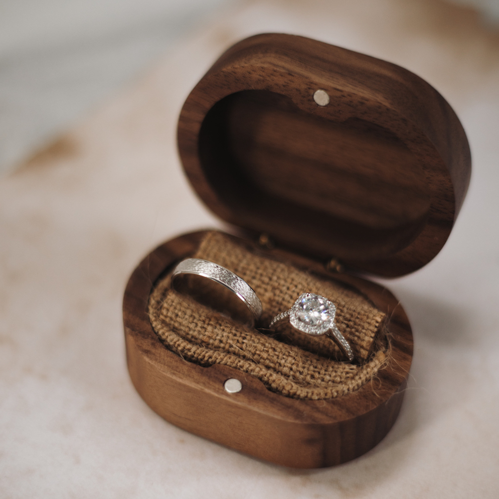 ringen in houten ringendoosje