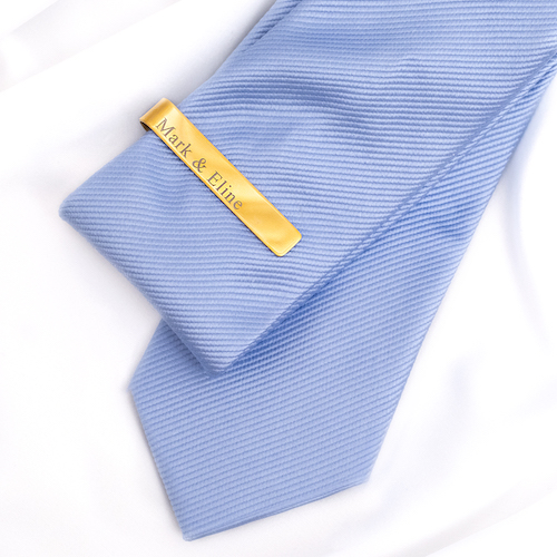 gouden dasspeld om blauwe stropdas