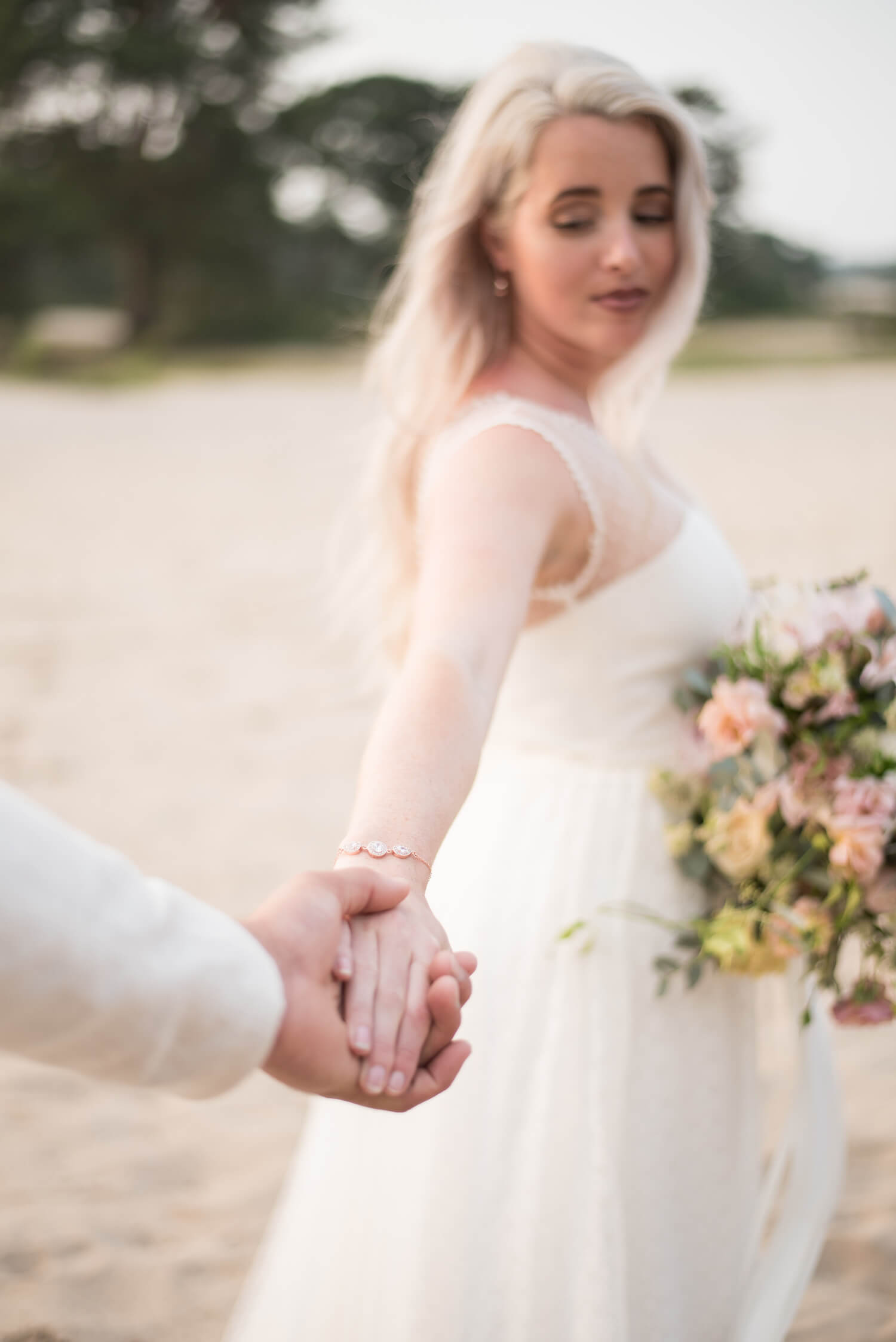 shoot met bruid en drks armband op het strand
