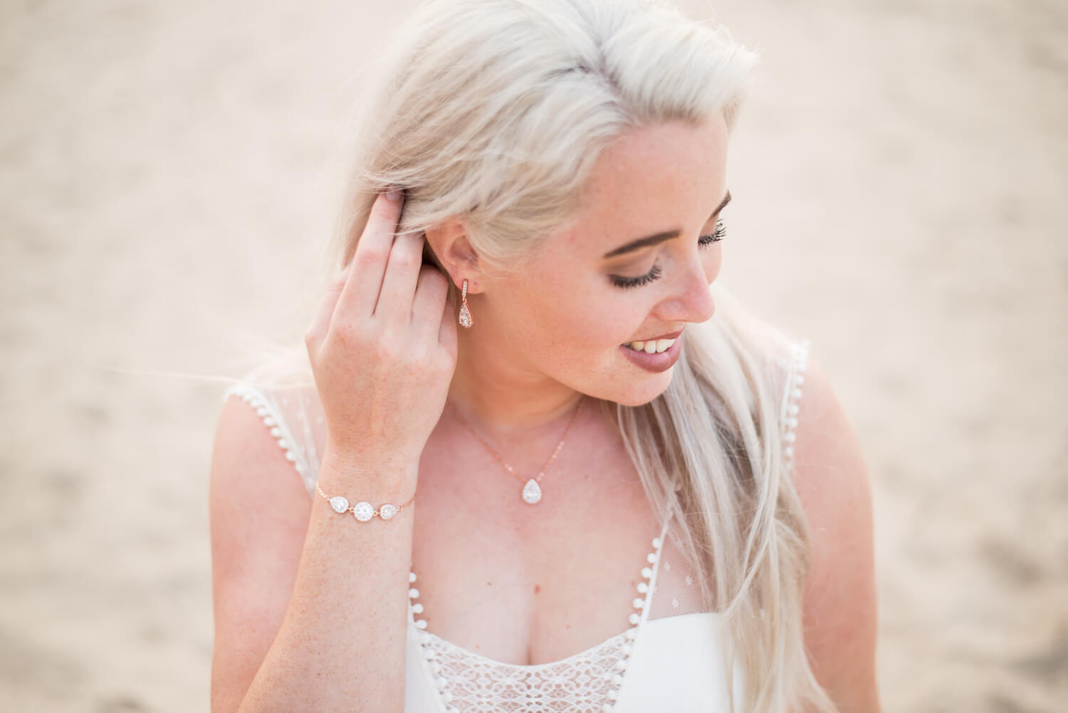 bruid met rosegouden sieraden van drks