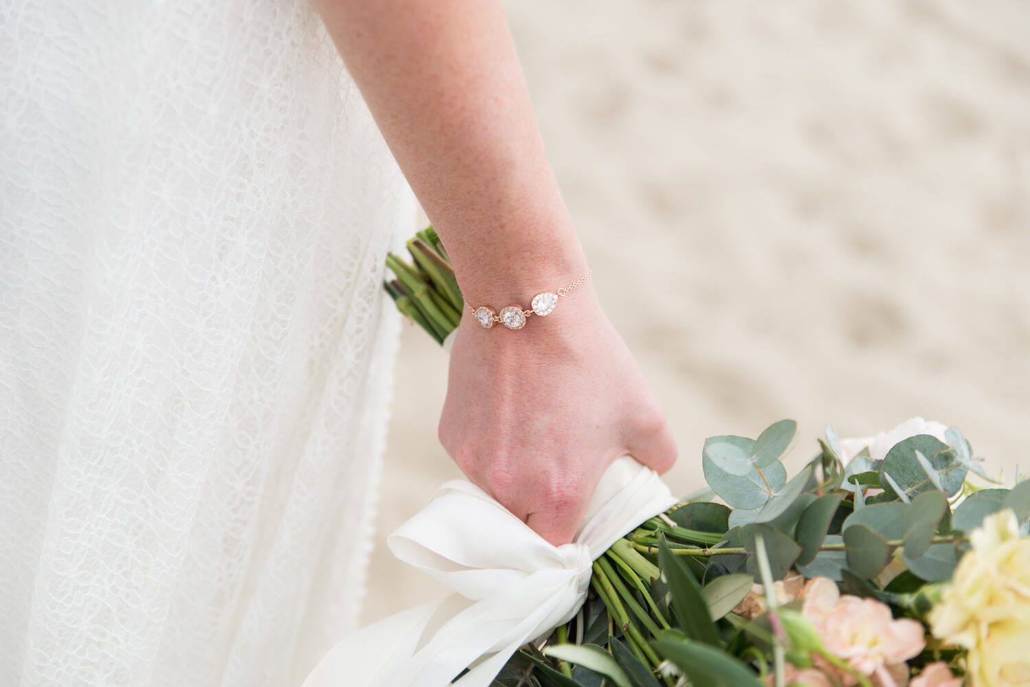 daily luxury armband van drks met boeket