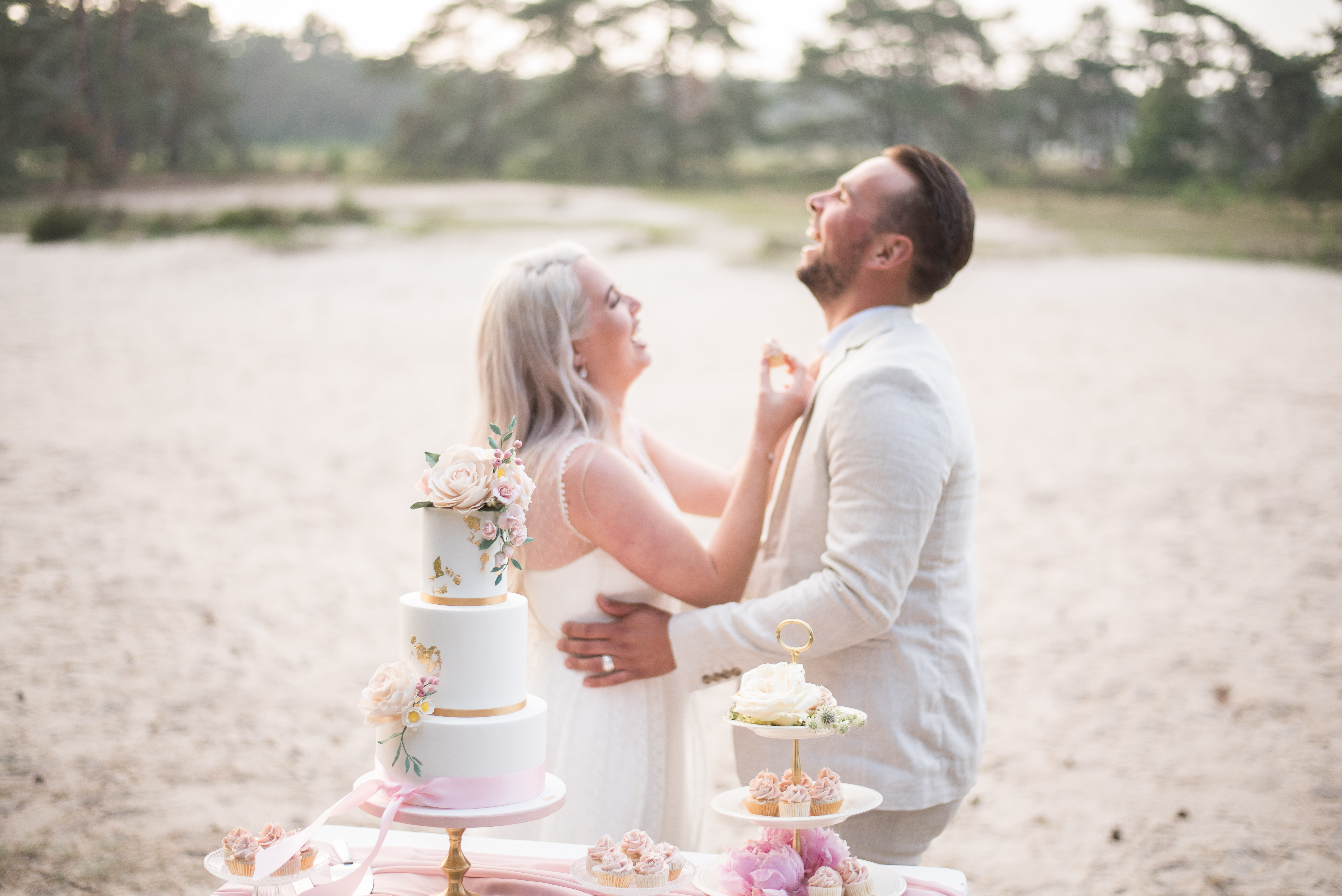 lachend bruidspaar met taart