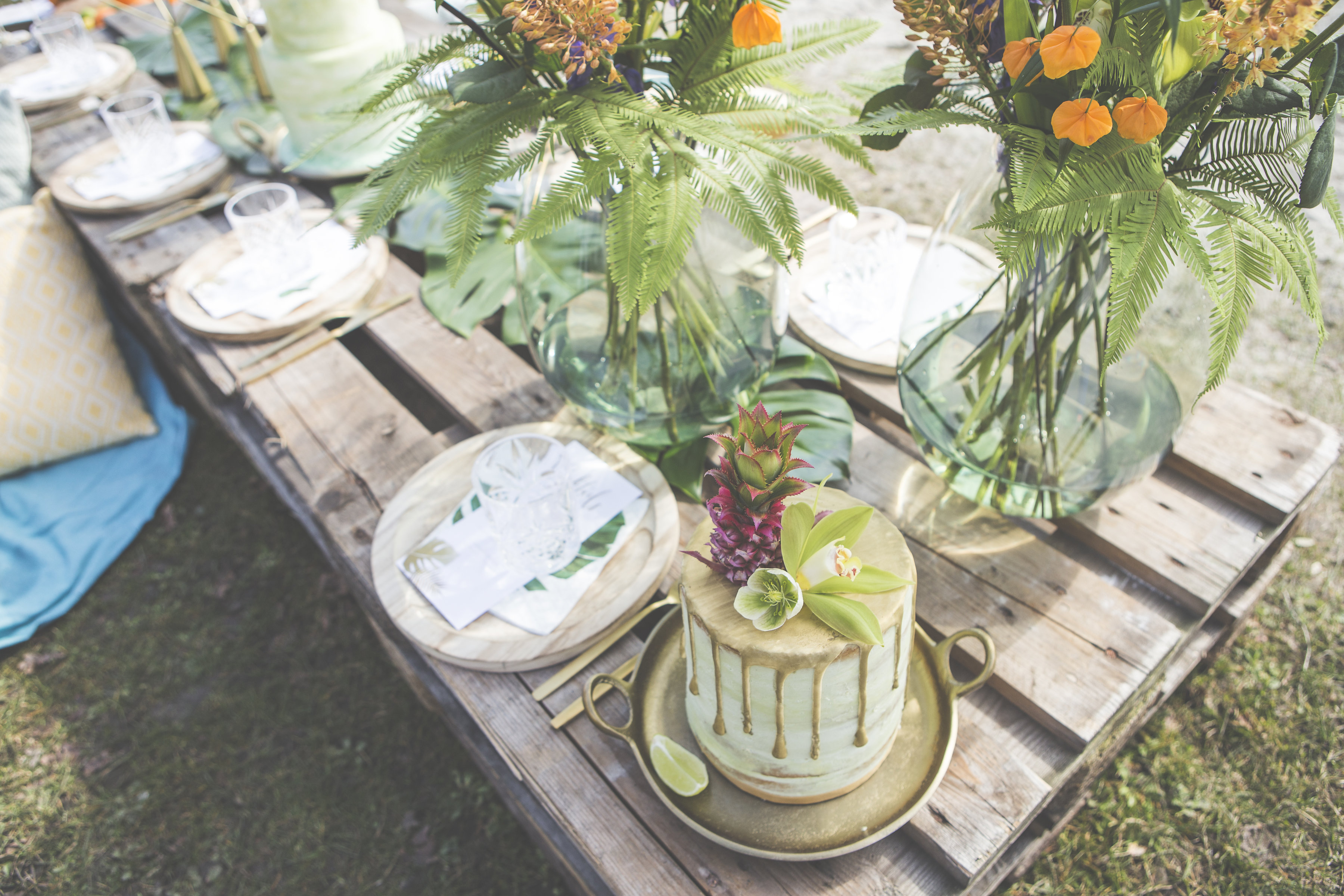 bruidstaart en bloemen tropische sfeer