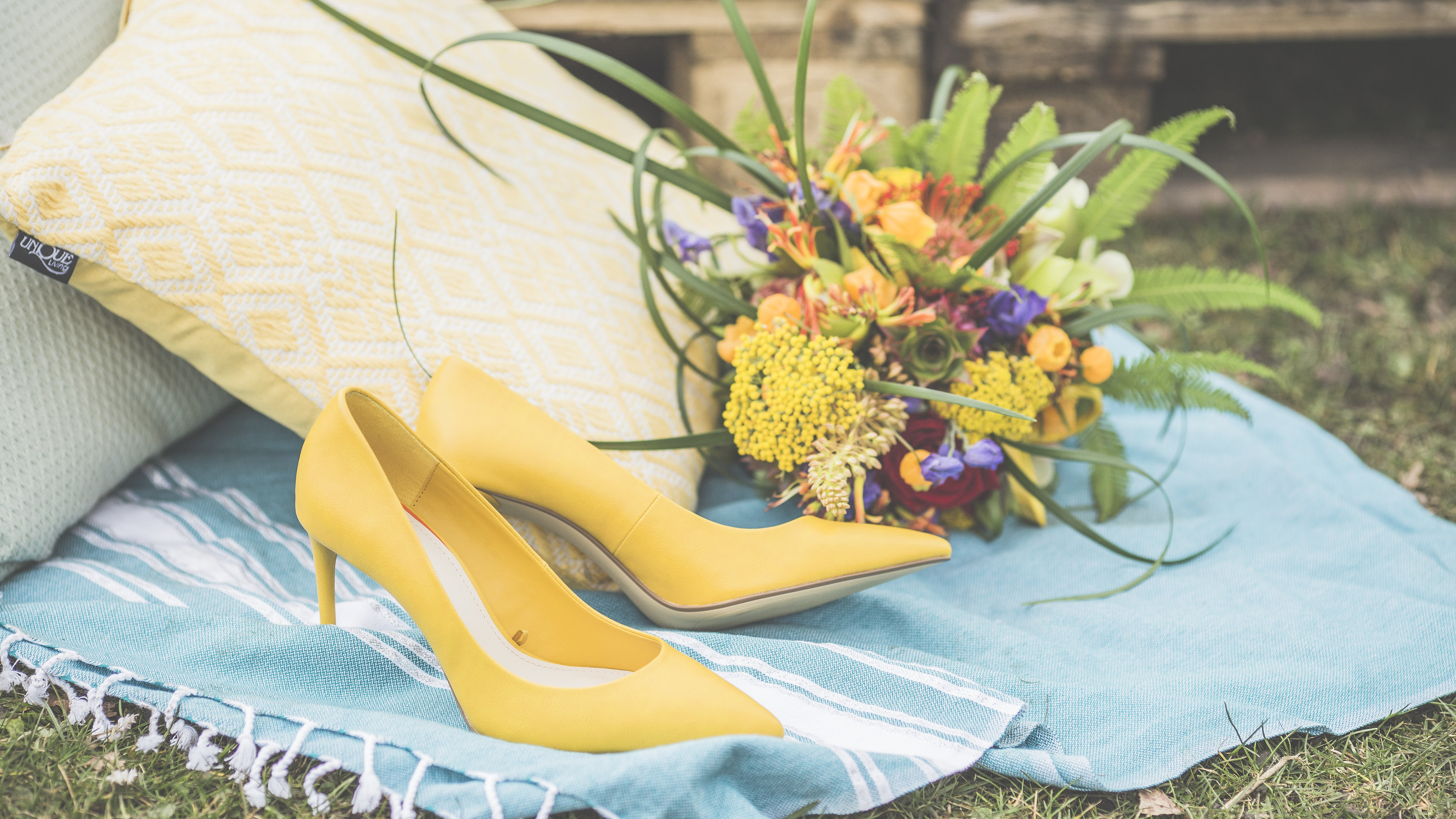 gele pumps en bruidsboeket