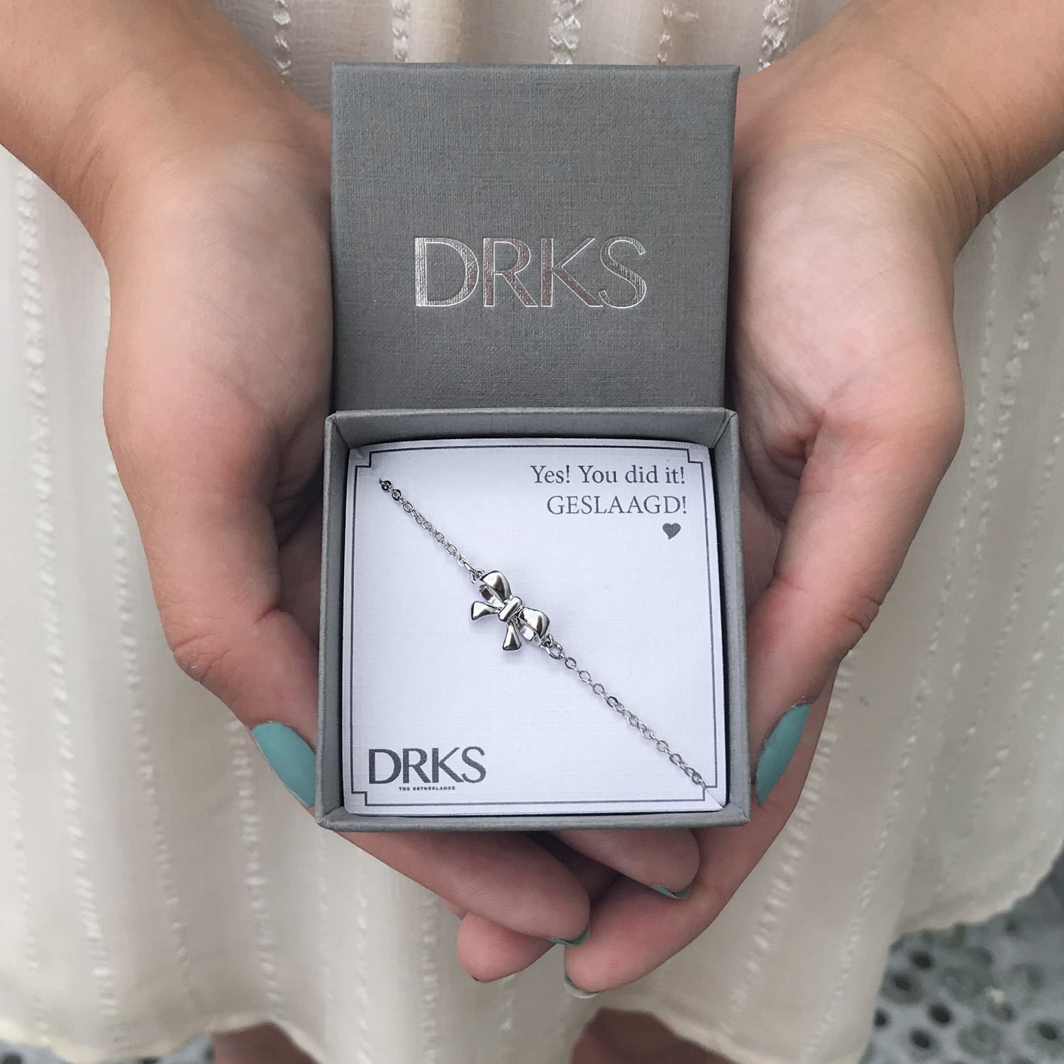 armband in sieradendoosje met tekst geslaagd 
