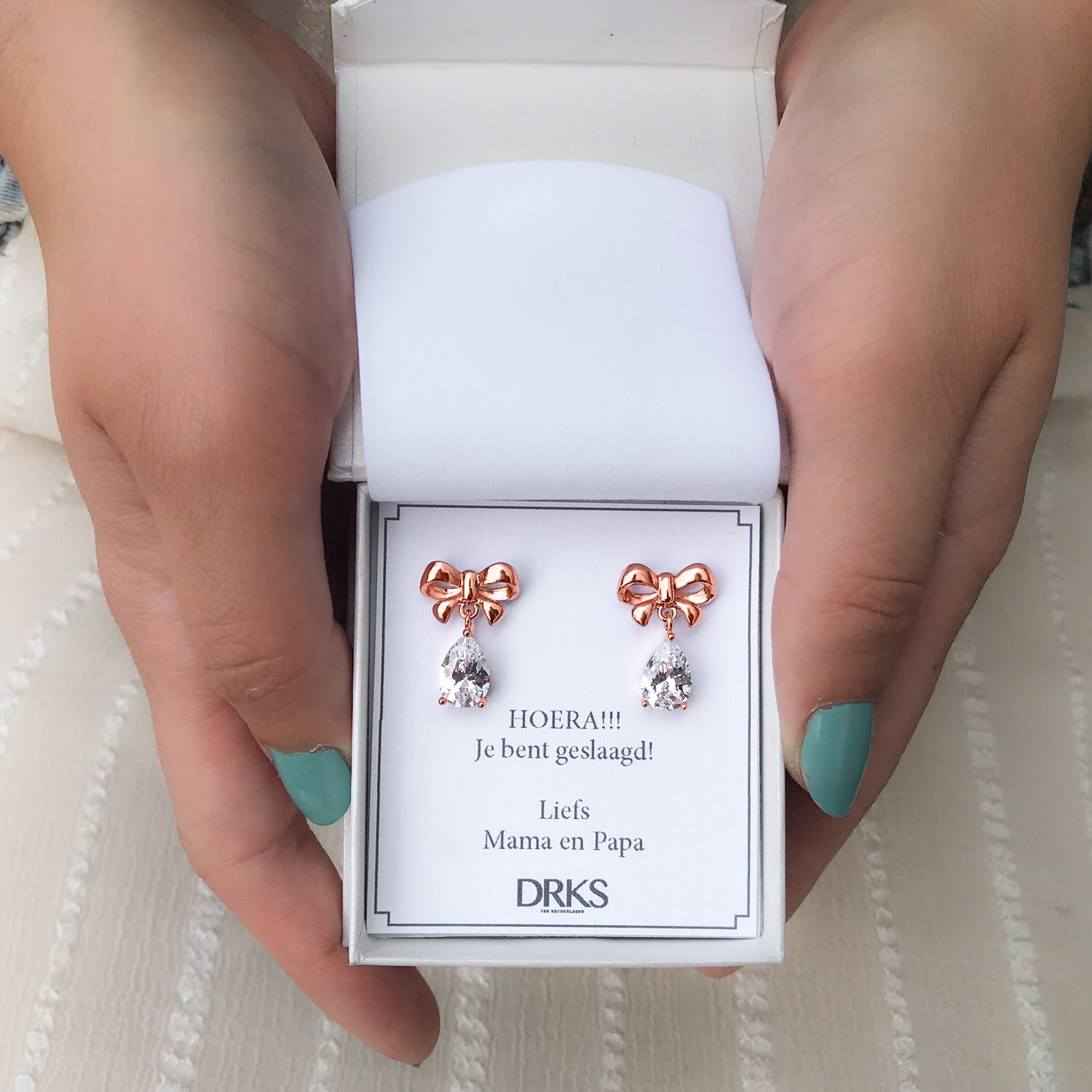 rose gouden oorbellen van drks in luxe sieradendoosje