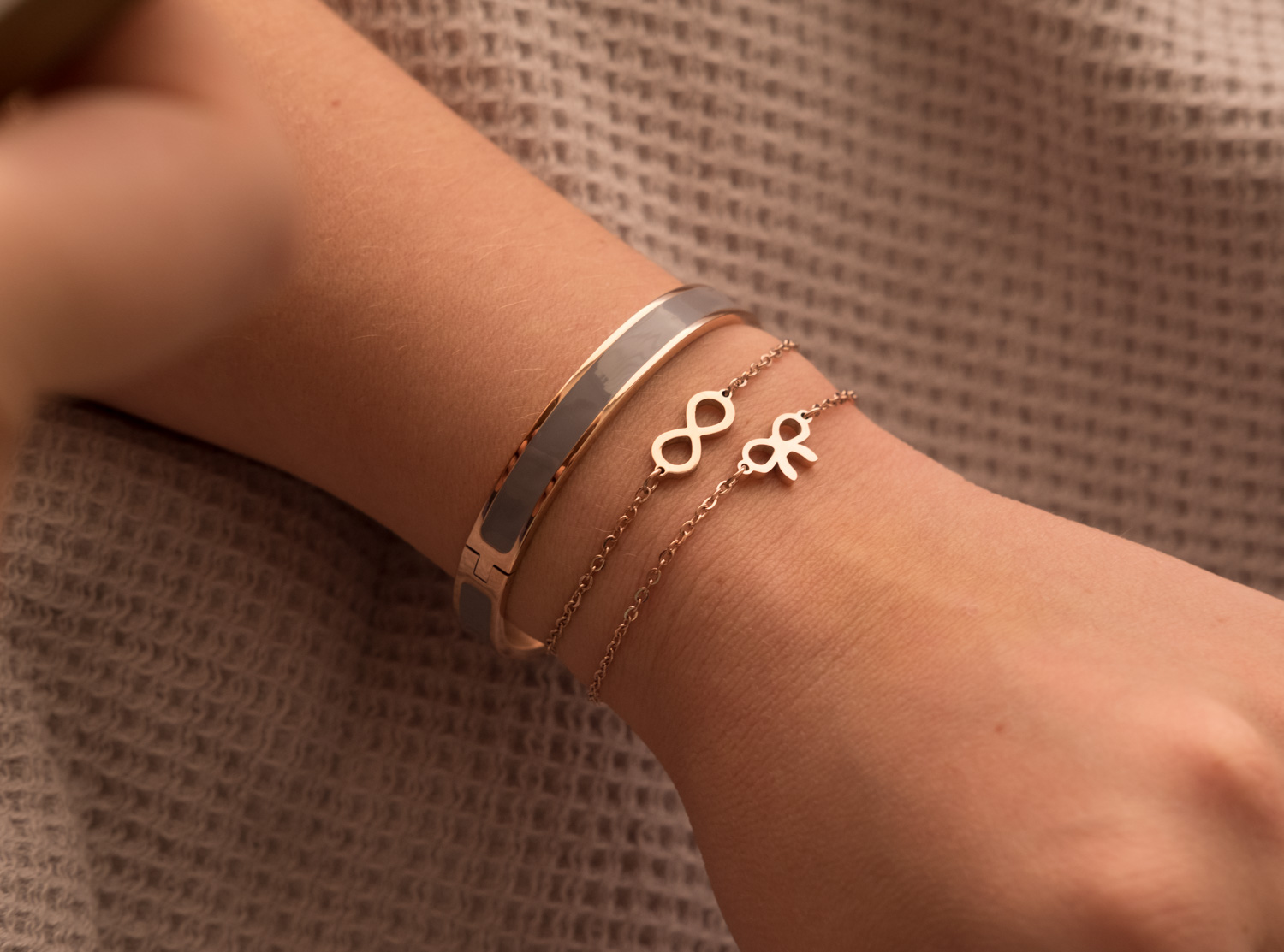 Armbandje strik rose goud