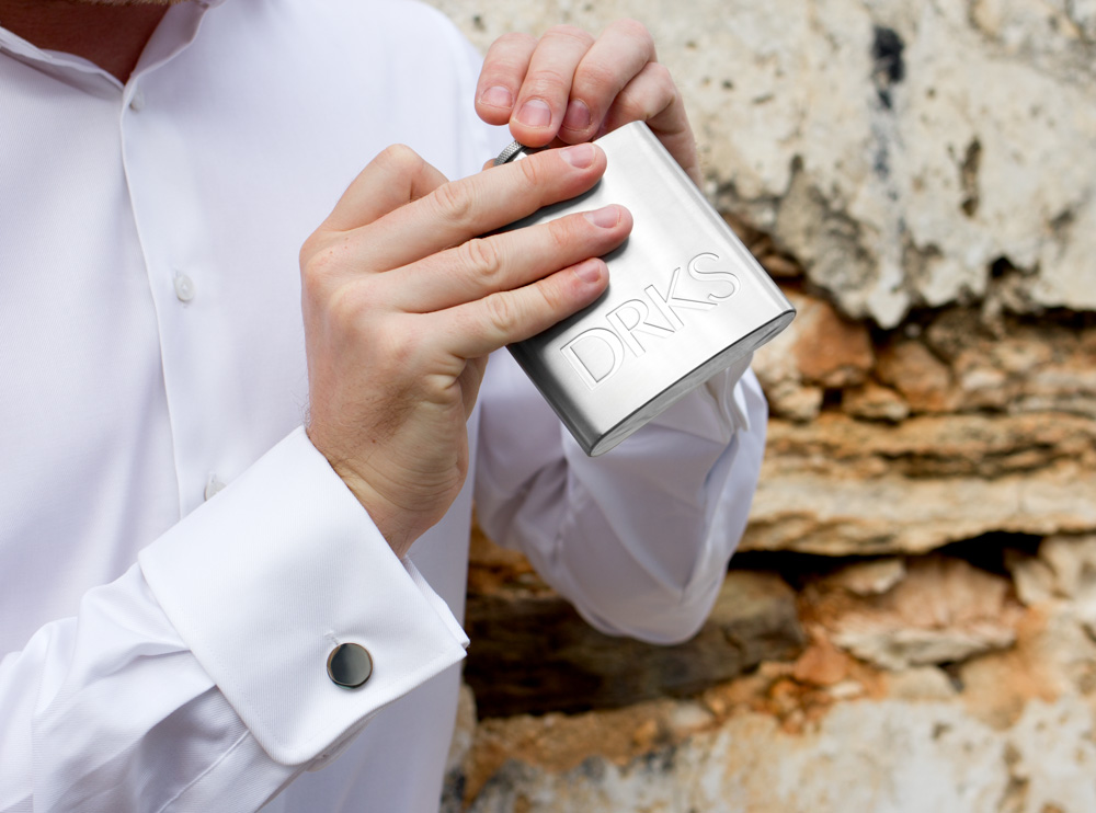 Bruidegom draagt drks manchetknopen en accessoires van rvs