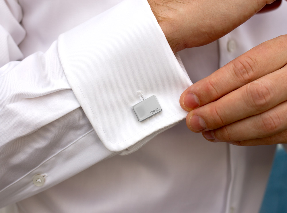 Man draagt luxe rechthoekige manchetknopen in witte blouse