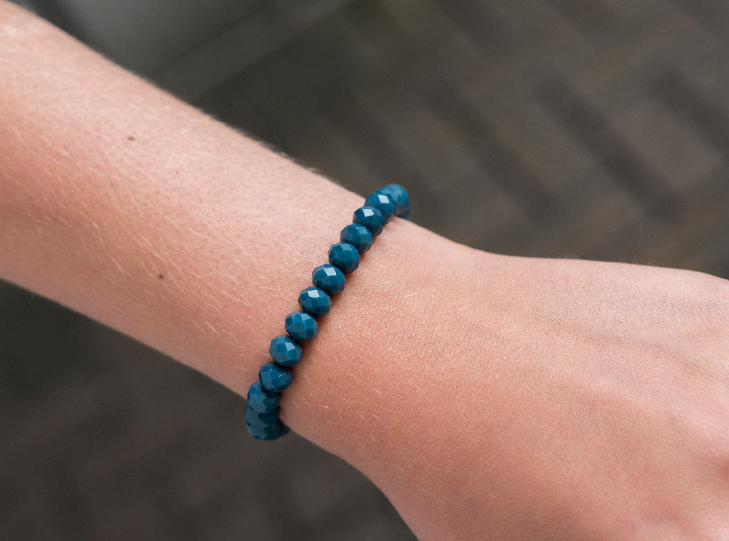 Blauwe armband om arm