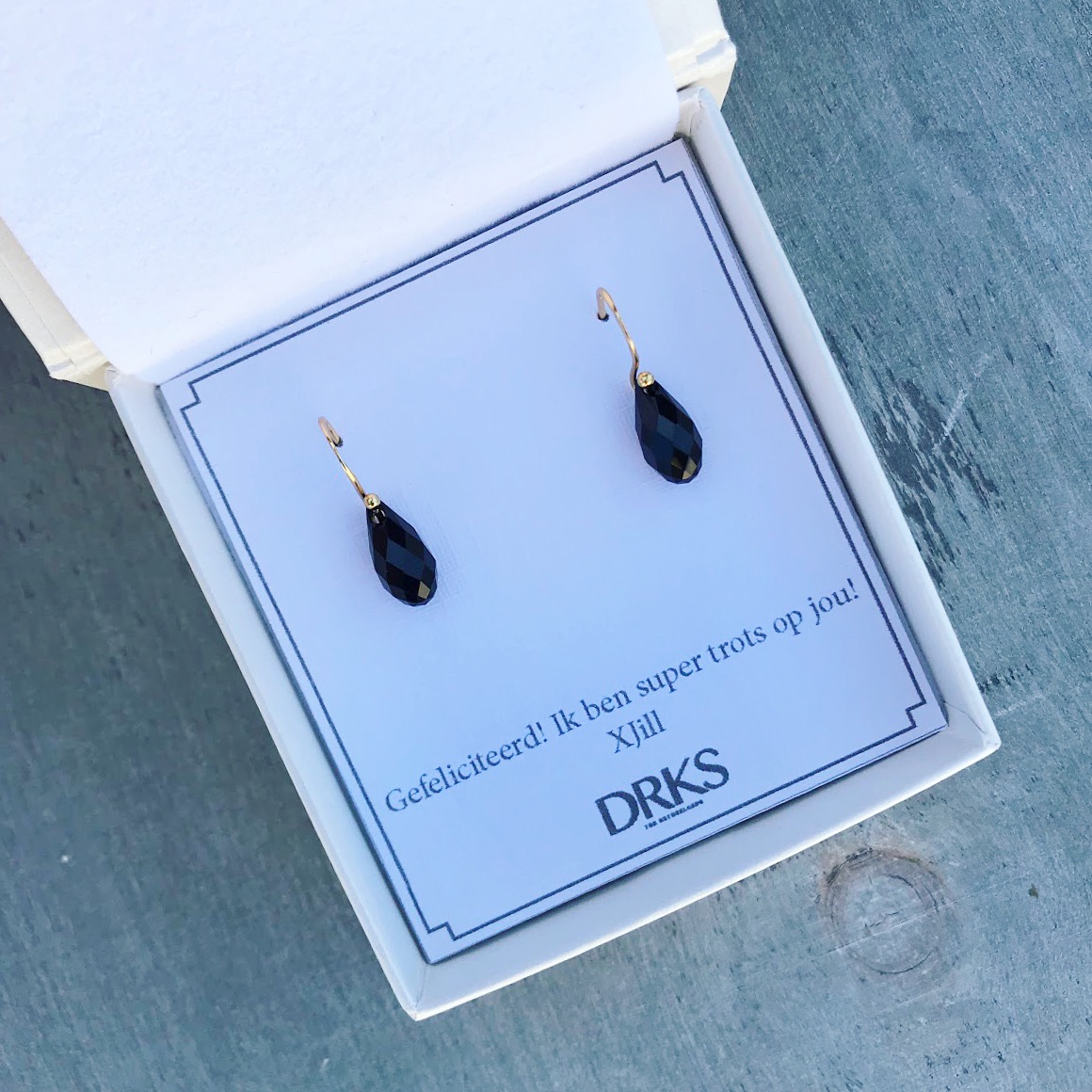 Zwart met gouden oorbellen in doosje met persoonlijke tekst