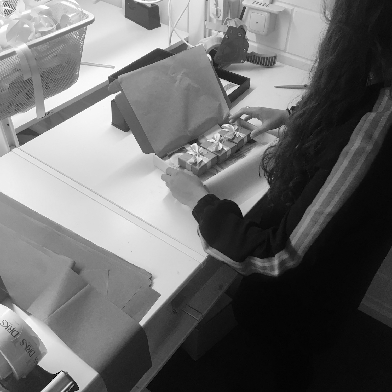 drks-medewerker-aan-inpaktafel