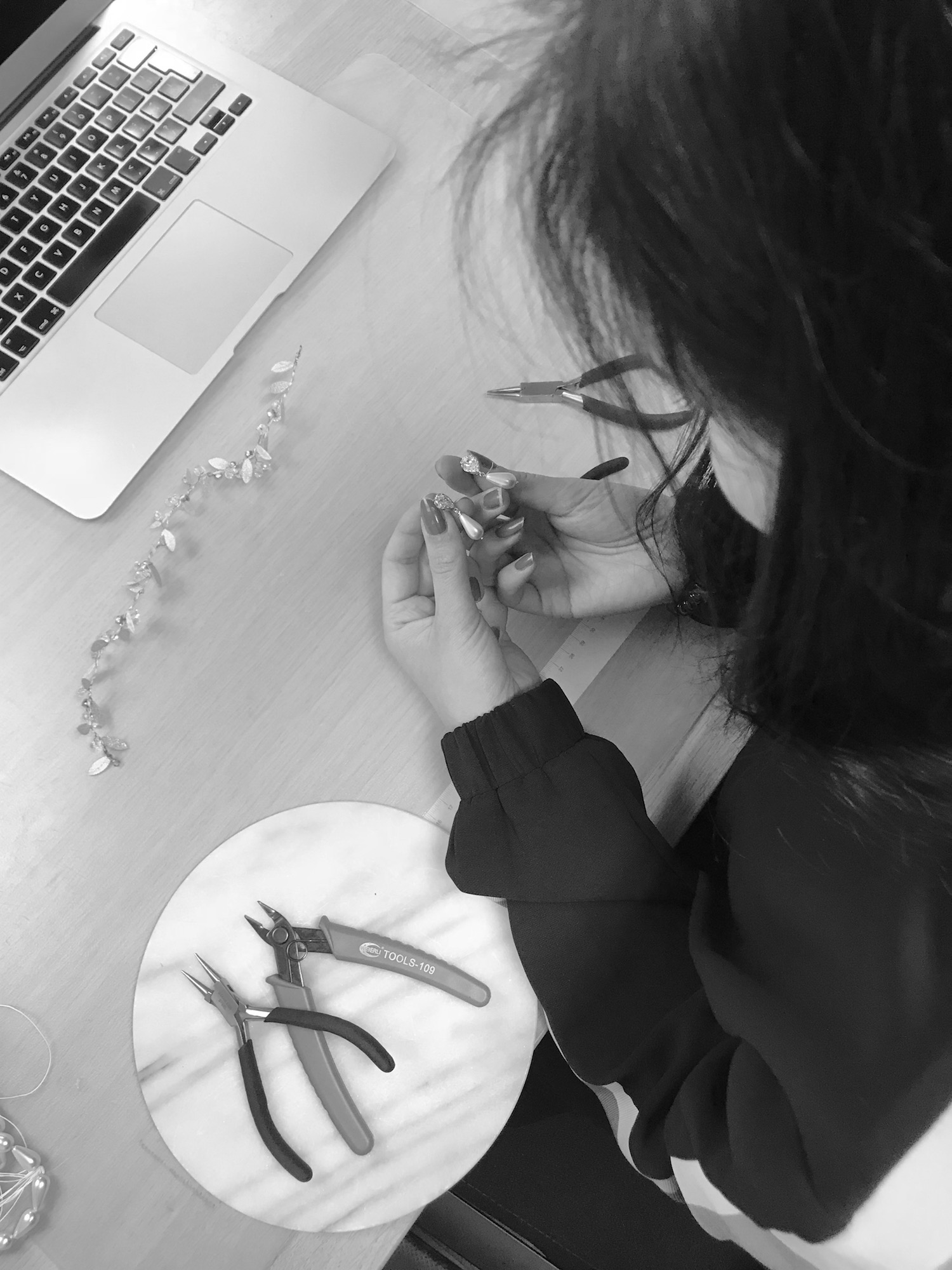 drks-medewerker-maakt-sieraden