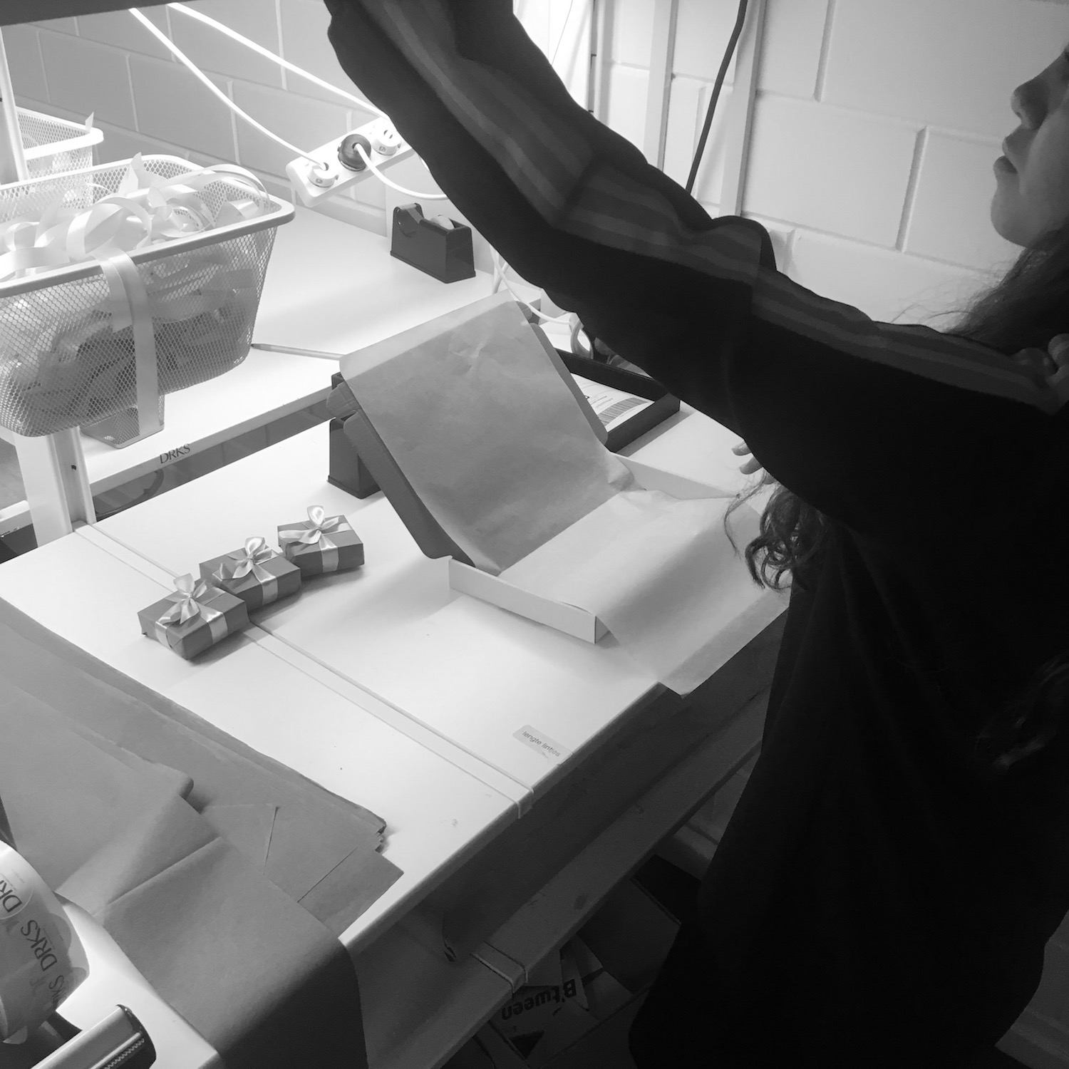 drks-medewerker-pakt-producten-in