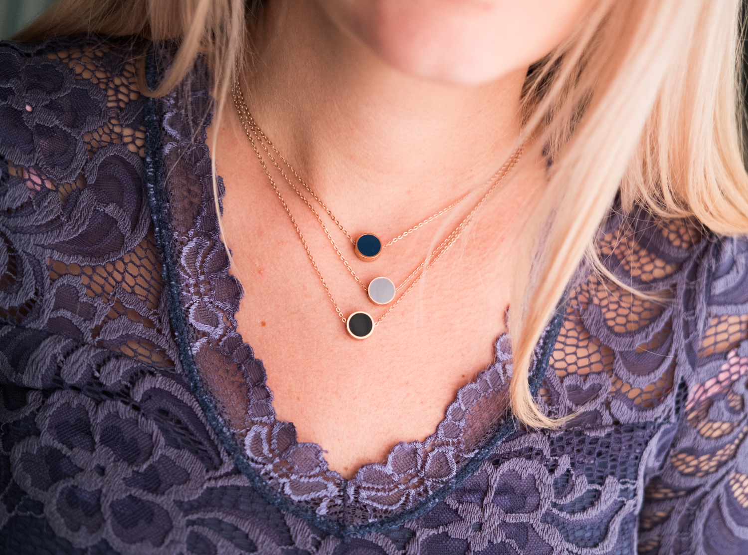 Vrouw met meerdere kettinkjes in rose goud