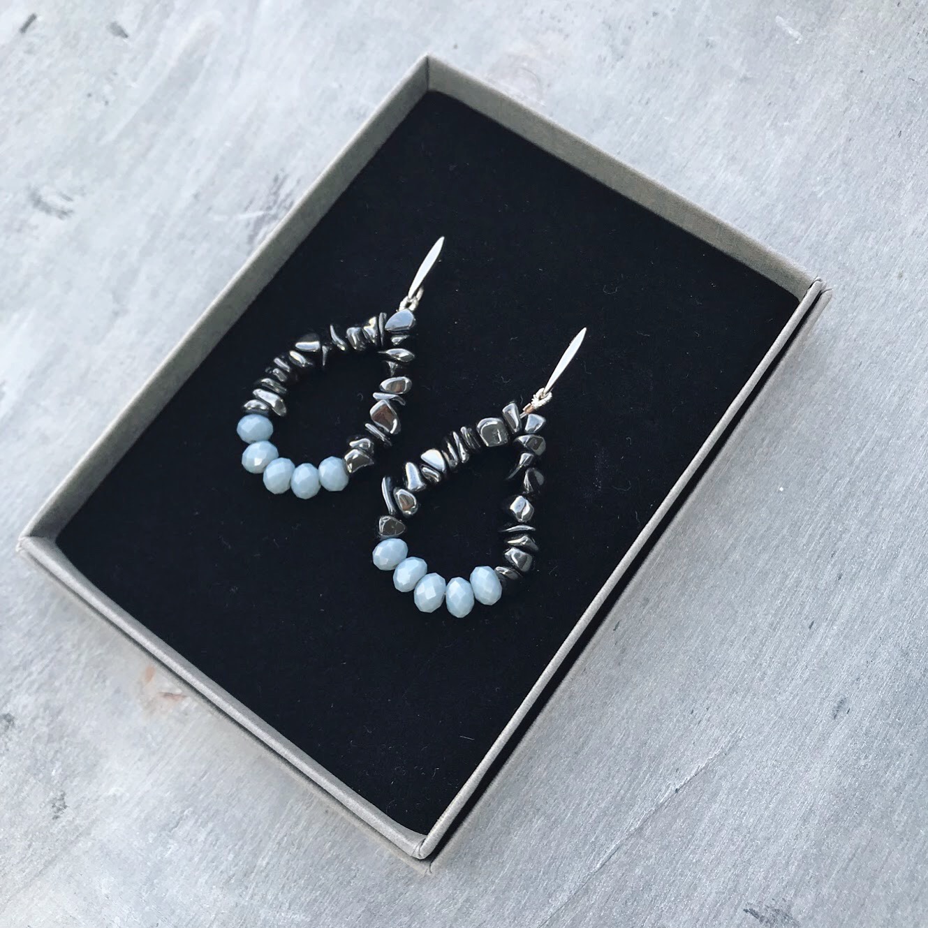 Oorbellen glaskralen zwart met grijs