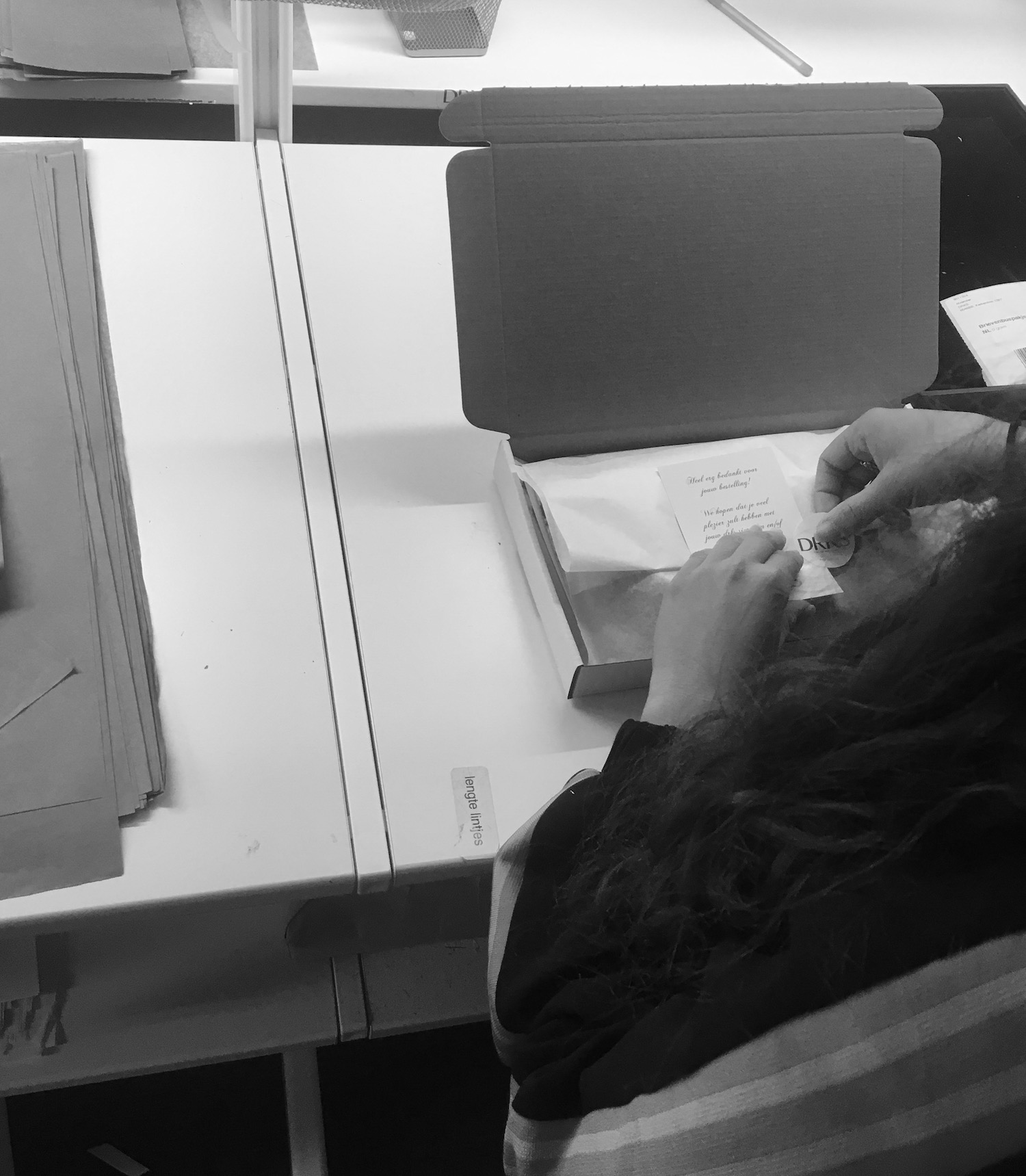 medewerker-drks-pakt-cadeautjes-in