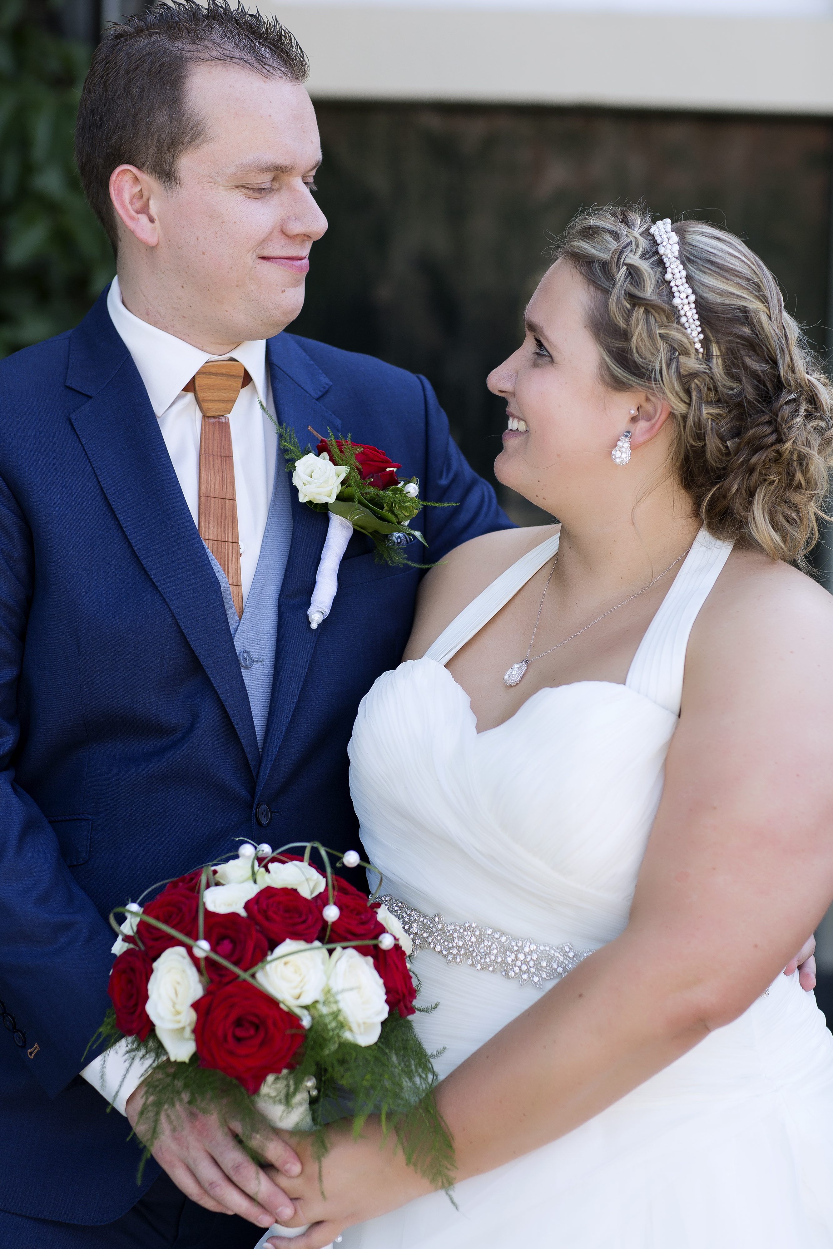 Bruidspaar met boeket en bruids sieraden