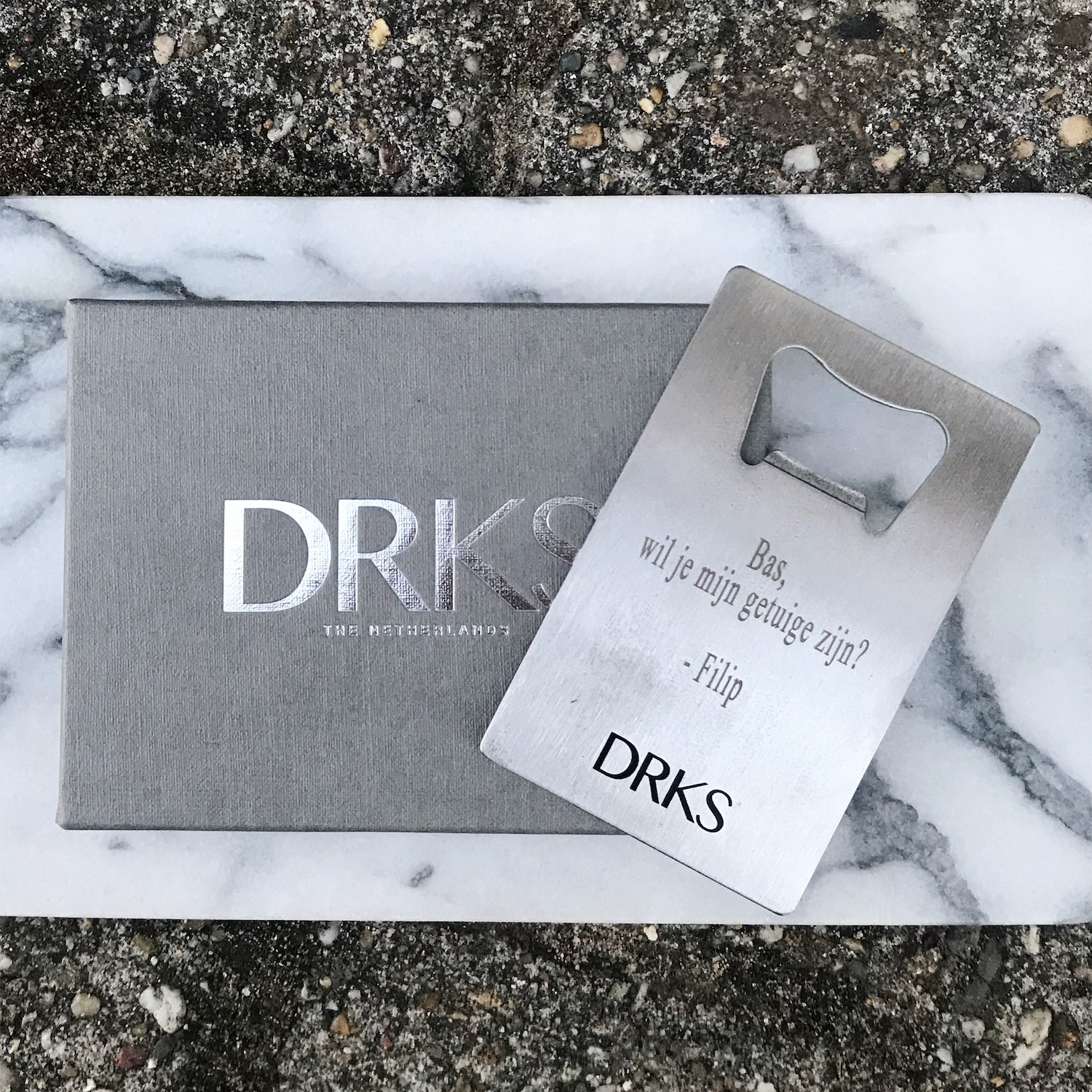 DRKS graveerbare flesopener op marmer bordje met sieradendoosje van DRKS
