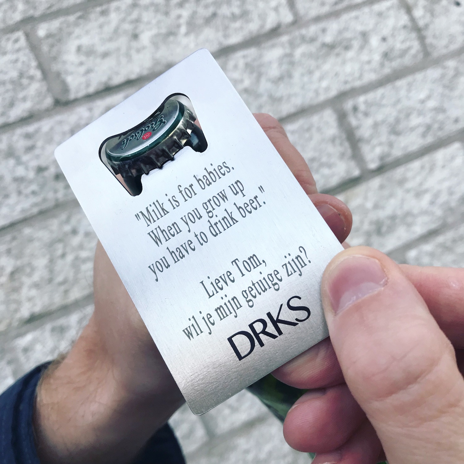 Bierfles wordt geopend met stainless steel flesopener van DRKS