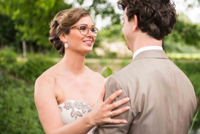 Bruidspaar in groene omgeving