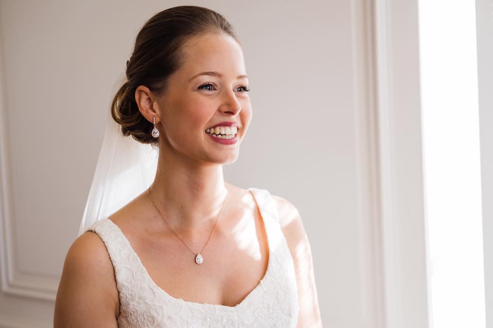 Bruid met bruids ketting en bruids oorbellen