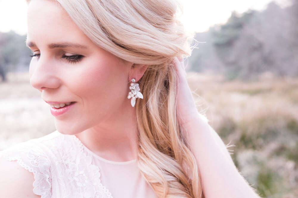 Bruid met Coco oorbellen van DRKS