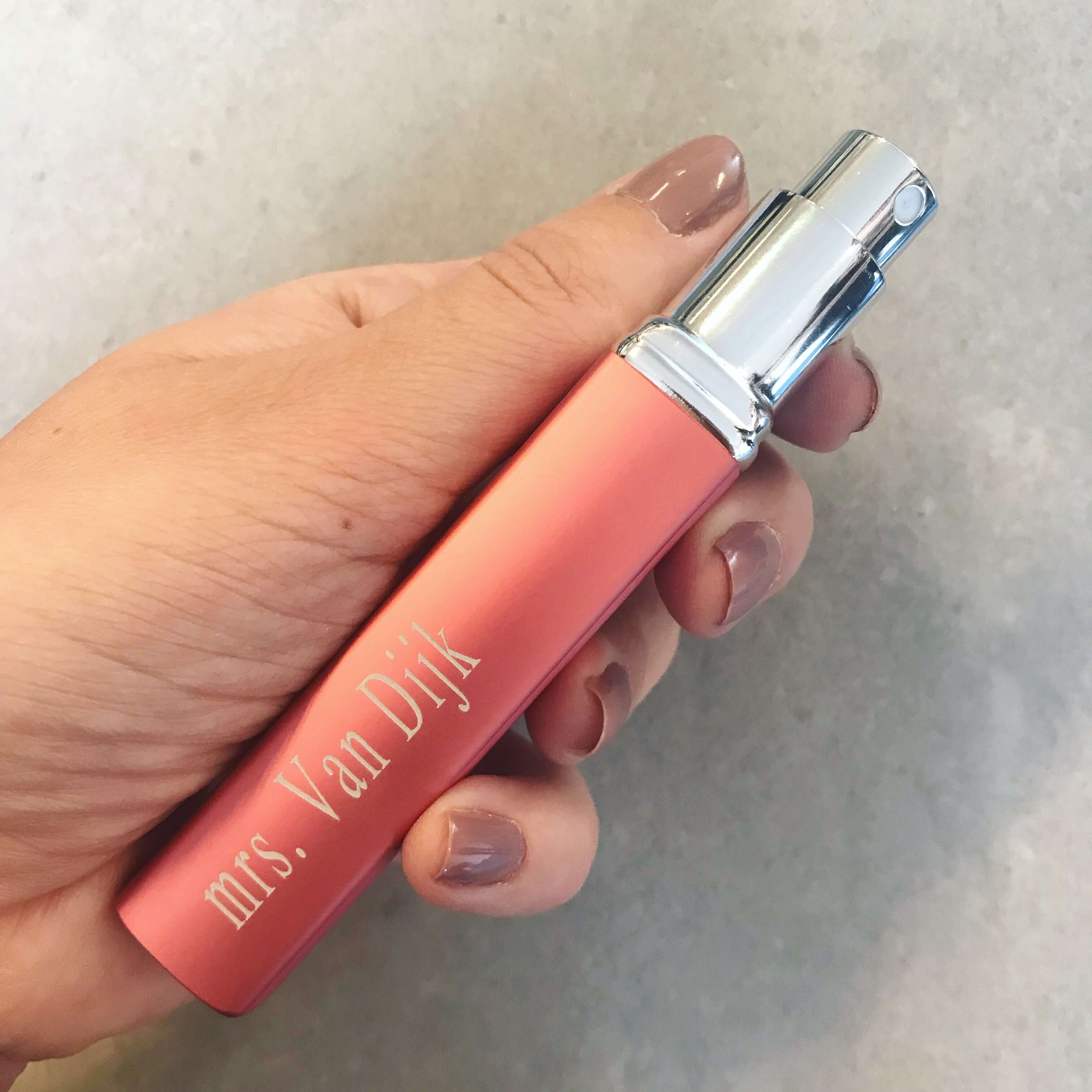 Roze parfumverstuiver met tekst gegraveerd