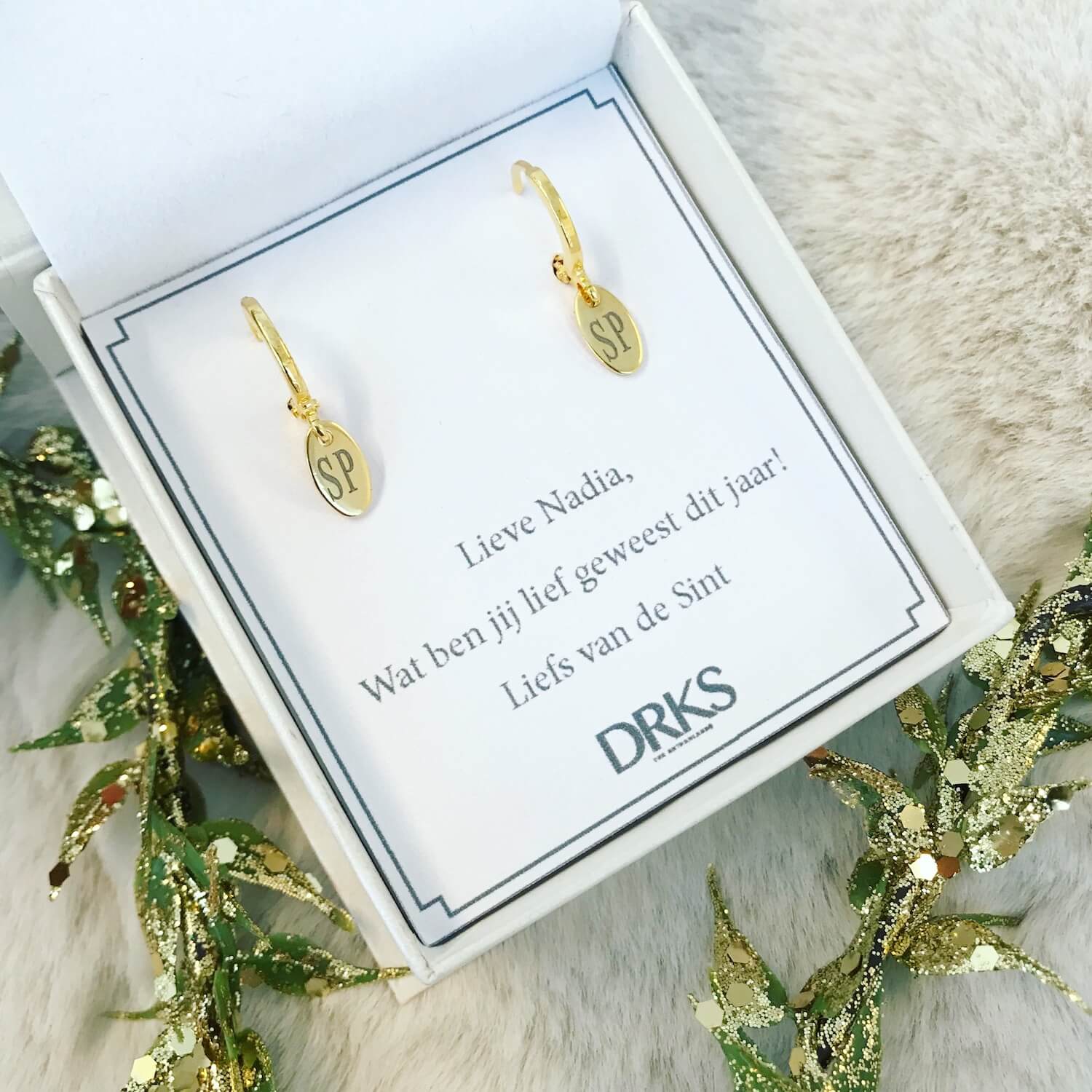 Graveerbare gouden oorbellen van DRKS voor Sinterklaas