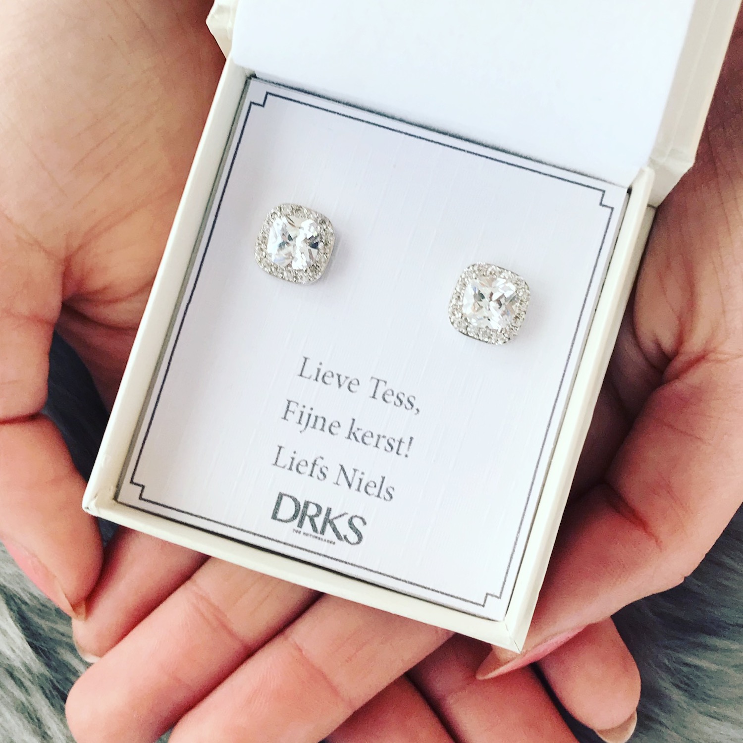 Daily Square oorbellen in de kleur zilver van DRKS met gratis persoonlijke tekst in het sieradendoosje 