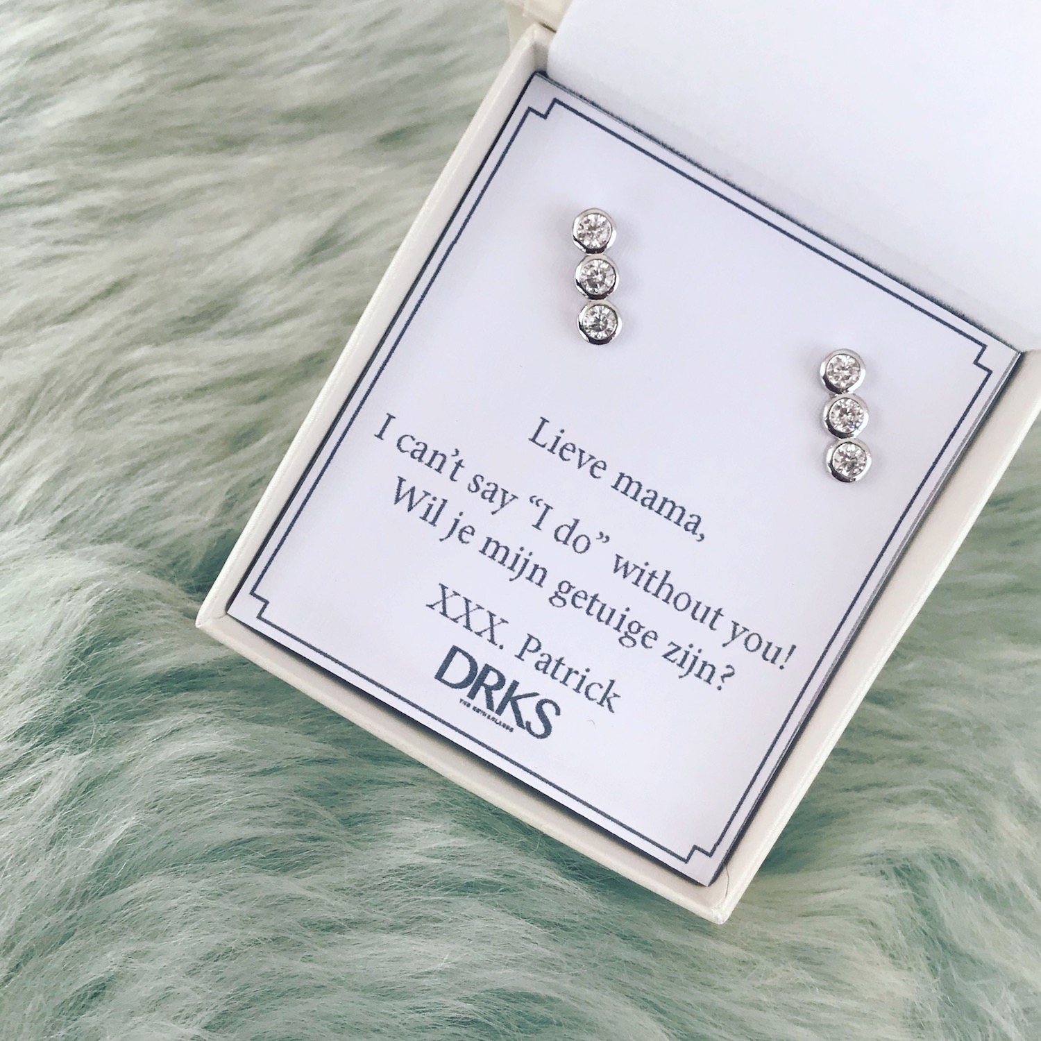 Vrouw draagt bar oorbellen met steentjes