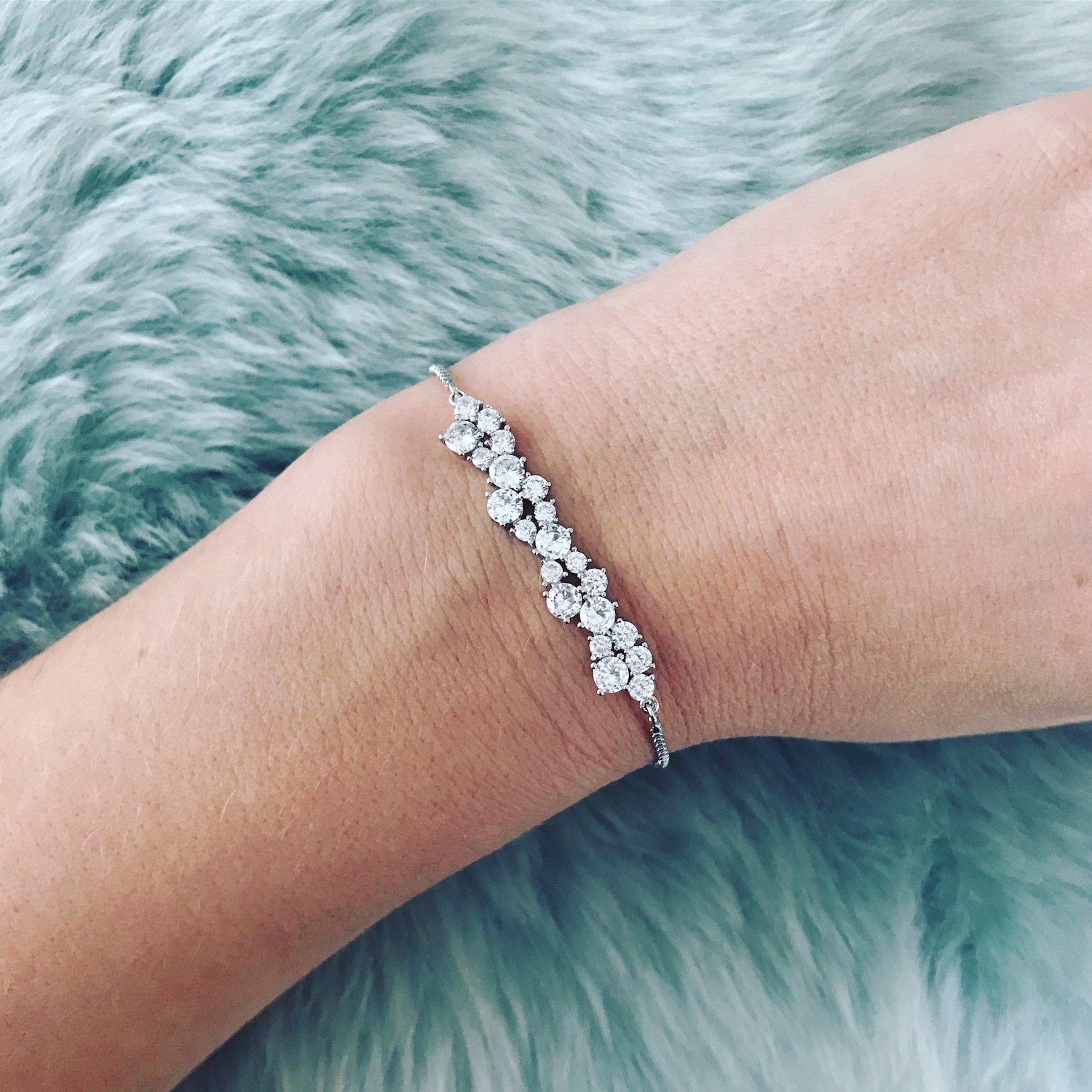 Vrouw met daily luxury armband in zilver