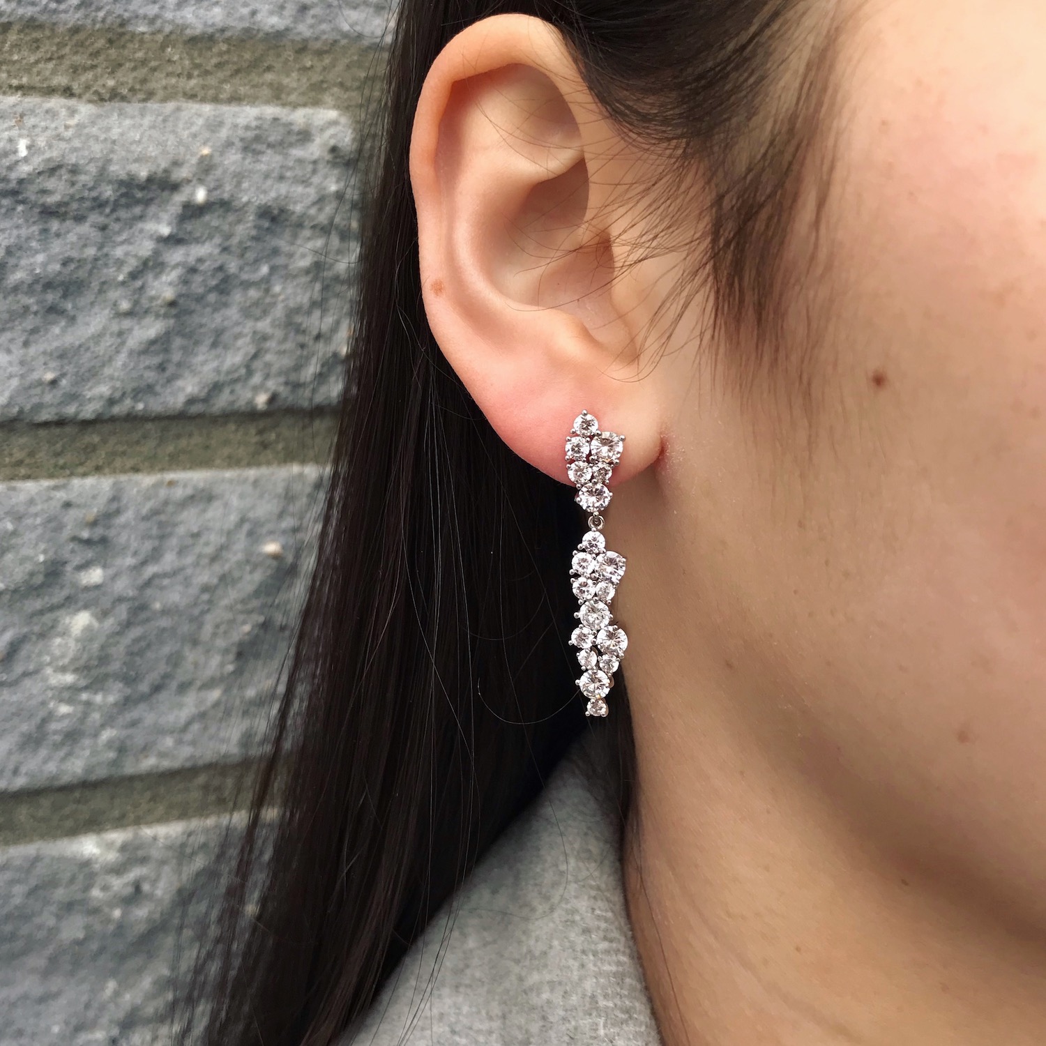 Vrouw draagt elengante zilveren oorbellen